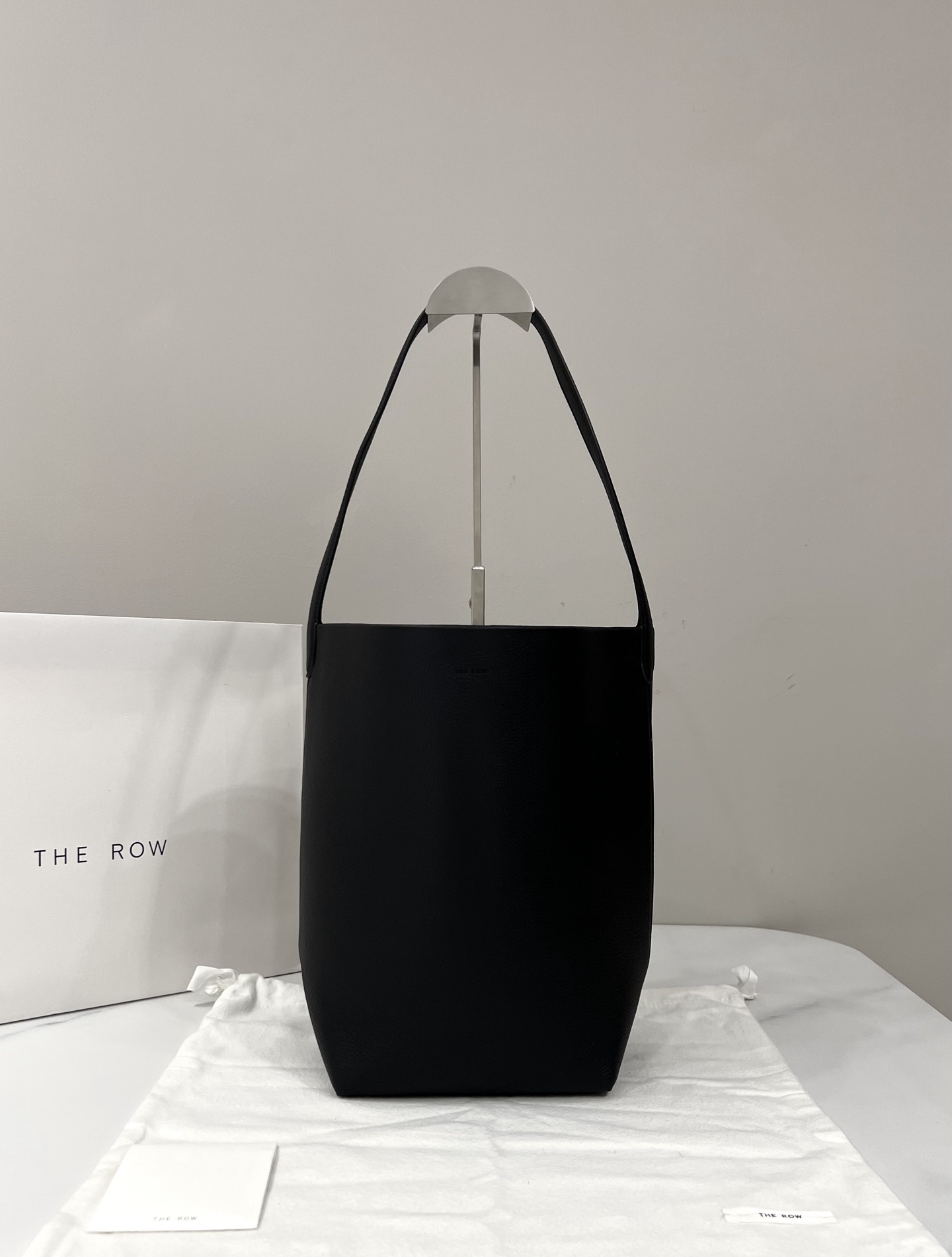 THE ROW Sac Seau en Agneau Noir Taille Moyenne