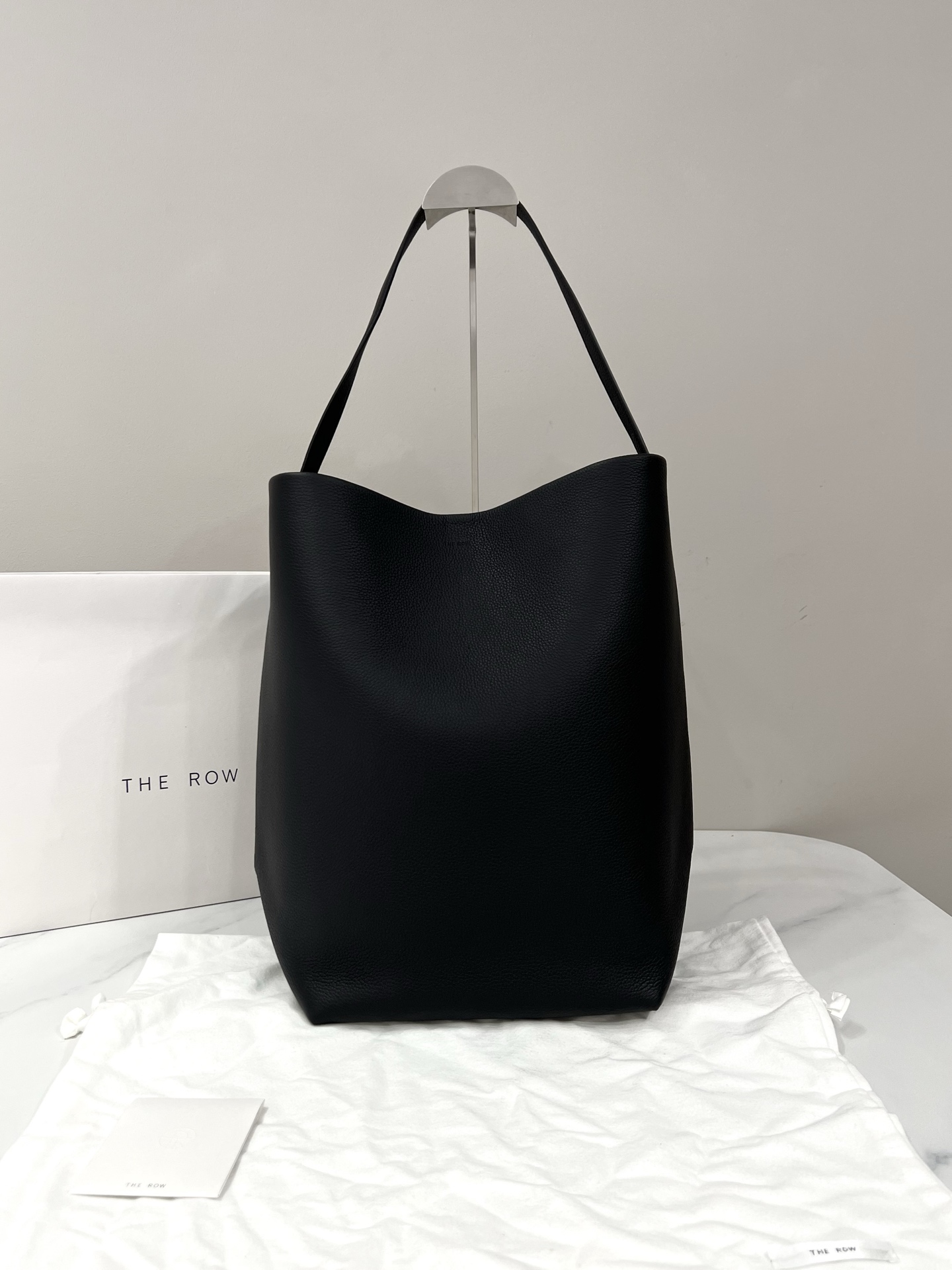 THE ROW Grand sac seau en agneau noir épaule