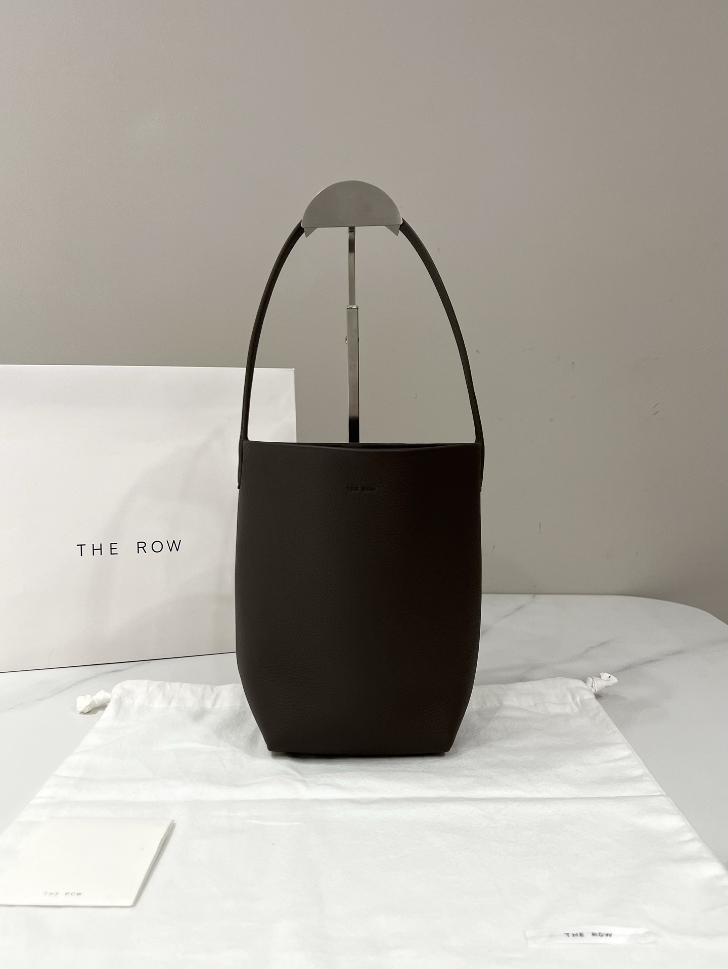THE ROW petit sac seau en peau de mouton gris éléphant