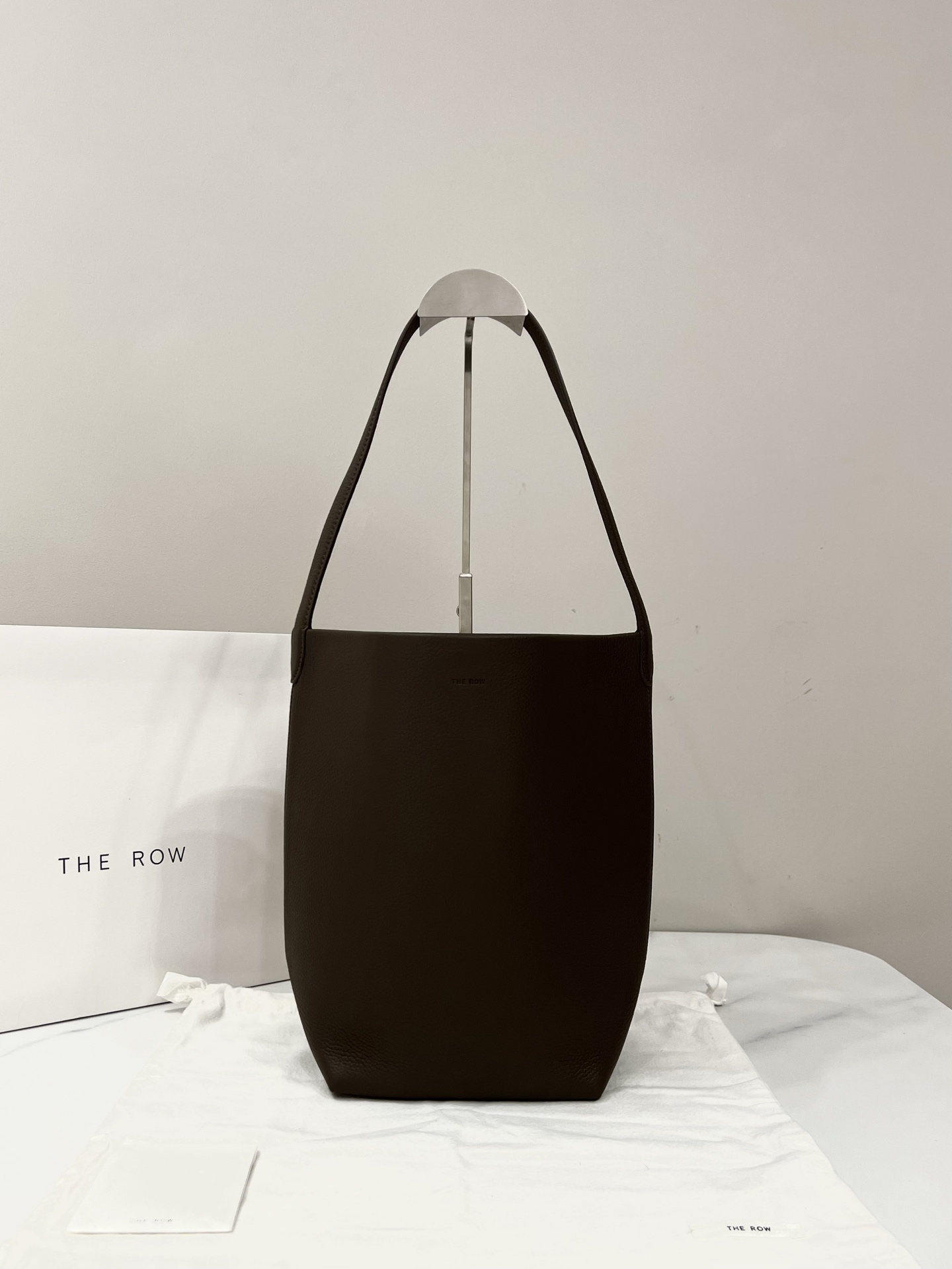 THE ROW Sac Seau Agneau Taille Moyenne Gris Éléphant