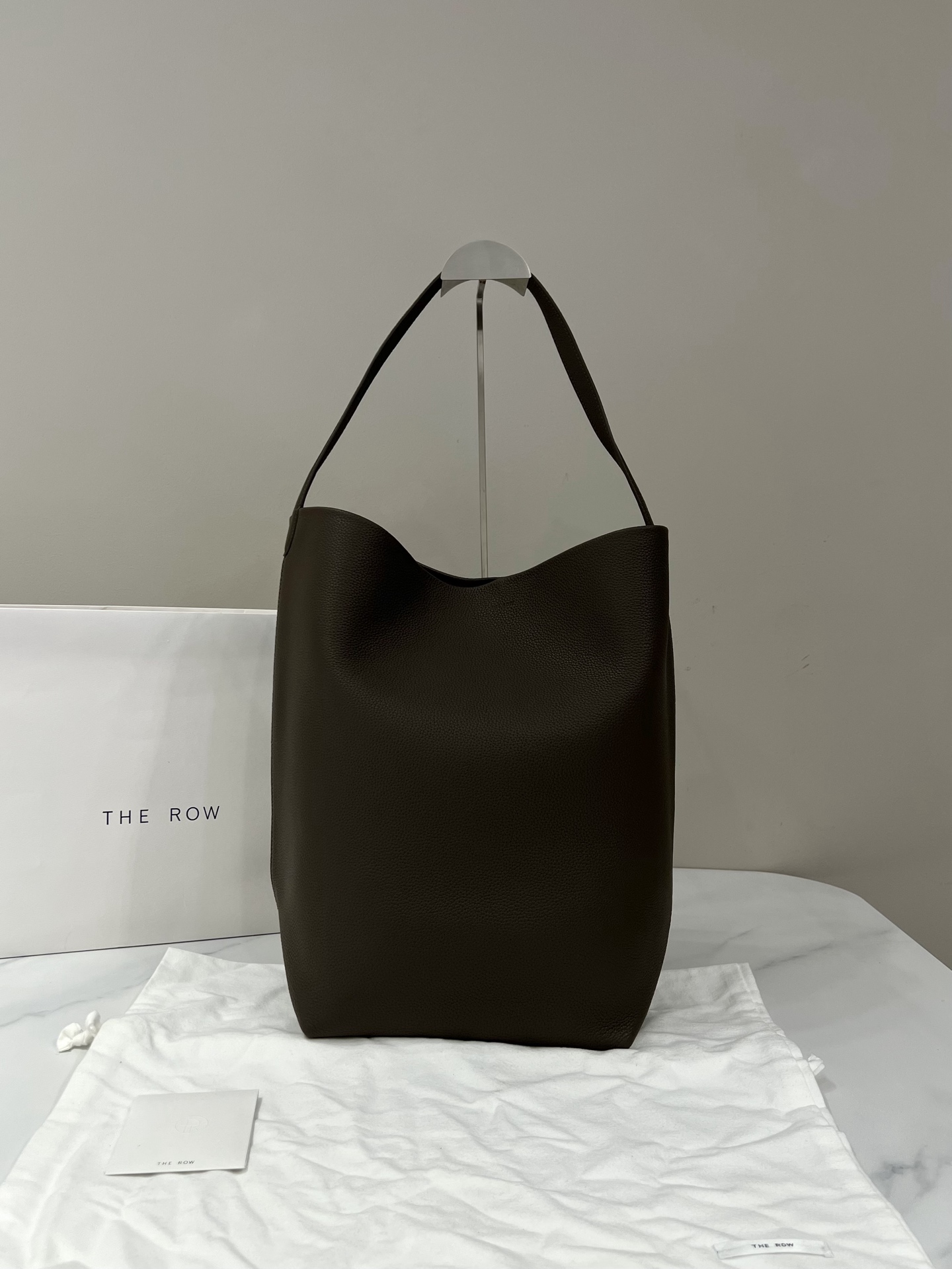 THE ROW Grand sac seau en agneau, gris éléphant