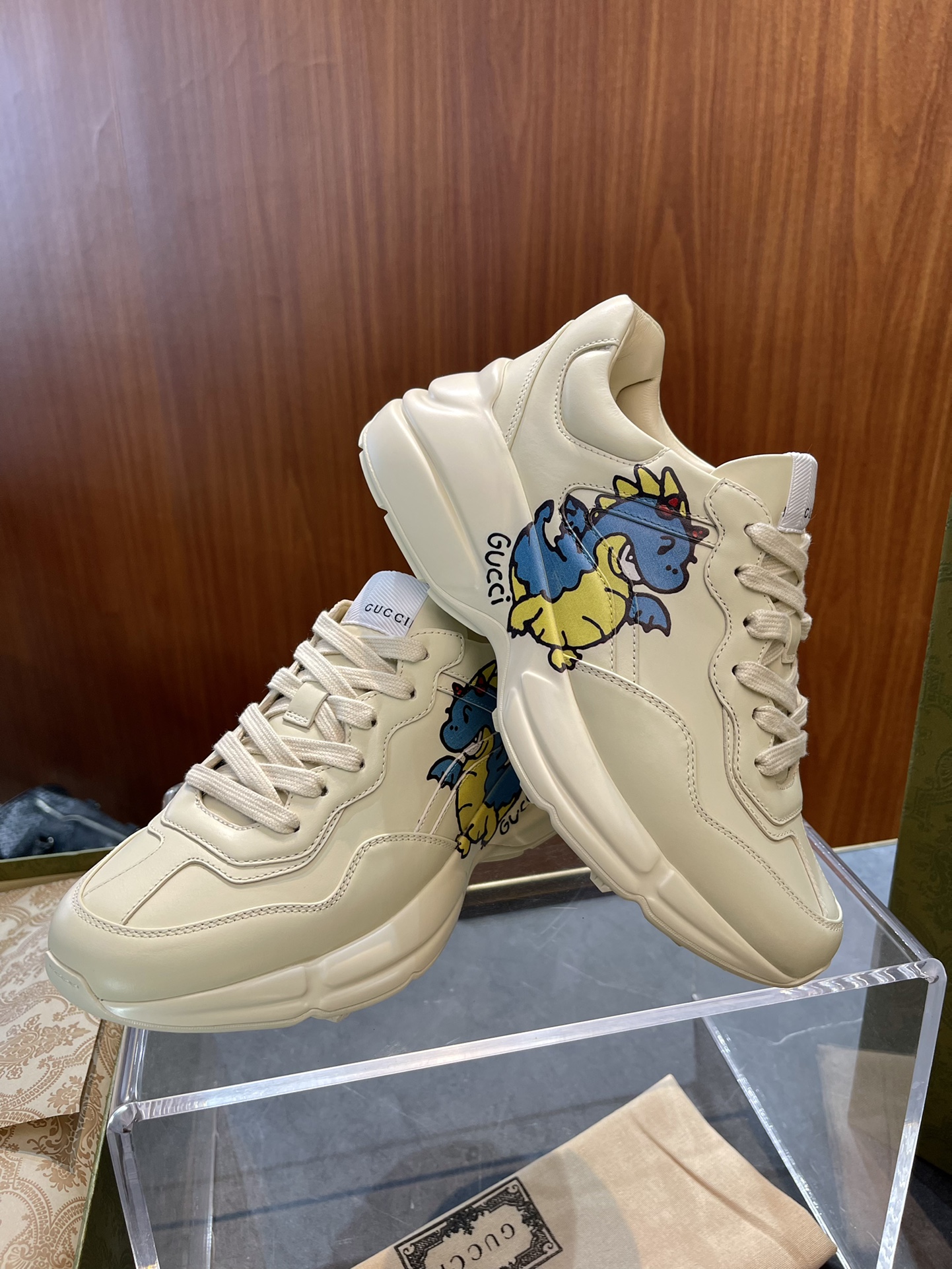 NO:272225,GUCCRhyton dad shoes size; 35~40.39~45 Rhyton Chinese Dragon Year limited, with a dragon-colored iron-zi in the year of zodiac. Calf leather upper/cowhide inner lining and insole. It is high-end and easy to match pants, and it is all-round and versatile. This item refines the brand's classic design in a new way, and cleverly pays tribute to this theme.,,gucci,cowhide19860909GUCCRhyton老爹鞋 size；35~40.39~45 Rhyton中国龙年限定,有属龙色铁子本命年闭眼拿下. 小牛皮鞋面/牛皮内里以及鞋垫. 增高又好搭裤子,全能多面手. 这款单品以全新方式焕新演绎品牌经典设计,巧妙致敬这一主题.,,gucci,cowhide,Men's shoes