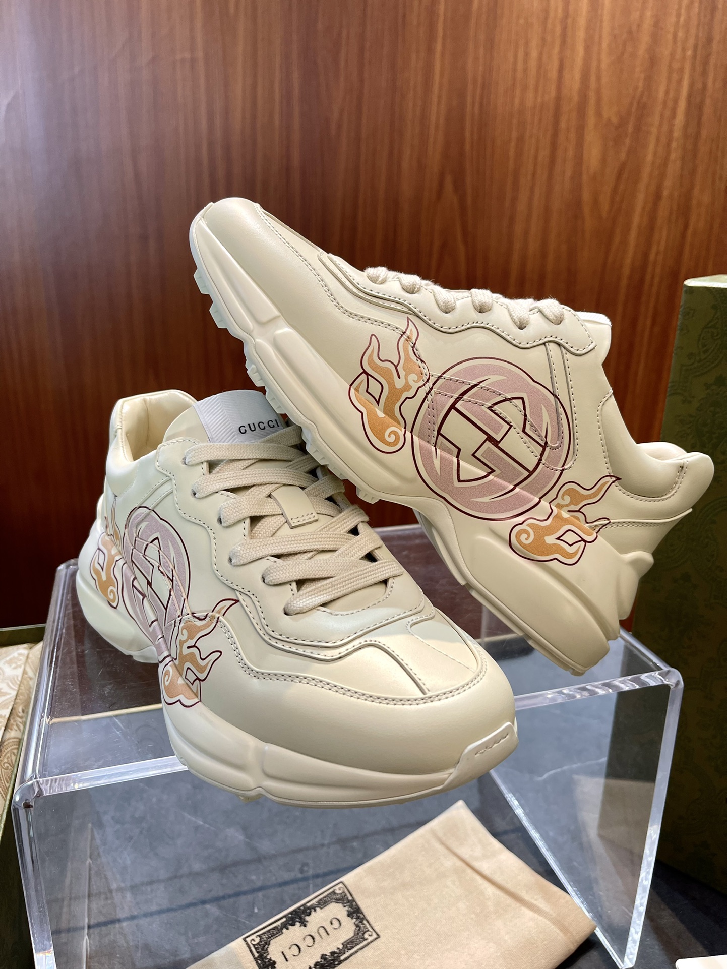 NO:272226,GUCC men and women same dad shoes size; 35~40.39~45 Rhyton Chinese Dragon Year limited, with a dragon-colored iron-zi's natal year closed. Calf leather upper/cowhide inner and insoles. It is high-end and easy to match pants, and it is all-round. This item revives the brand's classic design in a new way, cleverly pays tribute to this theme.,,gucci,cowhide19860909GUCC男女同款老爹鞋 size；35~40.39~45 Rhyton中国龙年限定,有属龙色铁子本命年闭眼拿下. 小牛皮鞋面/牛皮内里以及鞋垫. 增高又好搭裤子,全能多面手. 这款单品以全新方式焕新演绎品牌经典设计,巧妙致敬这一主题.,,gucci,cowhide,Men's shoes