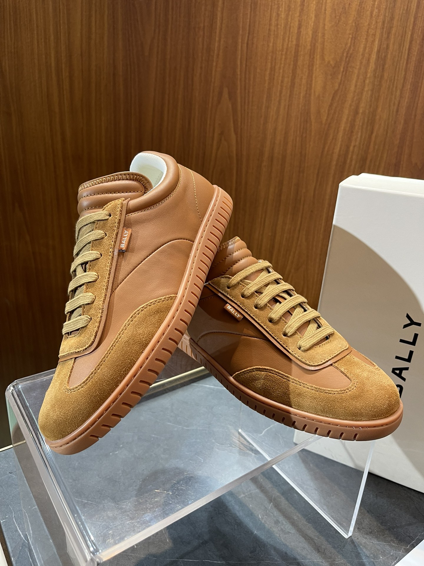 Bally presenta la serie de zapatillas Player ♞talla: 39~44 Las zapatillas Player están hechas de gamuza y con…