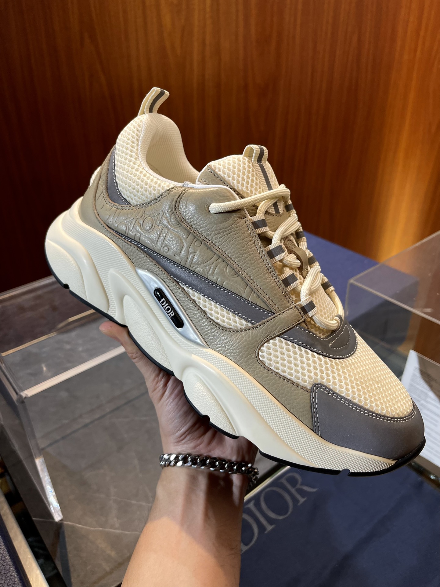 NO:272466,New color Dior B22 men's sneakers size; 39~44 (customized by 38.45) Diob22 draws inspiration from retro jogging shoes, adopts a thick low-top design, with cowhide and mesh fabric splicing uppers, paired with carved rubber shoes sole, adding a sporty and fashionable atmosphere.,,dior,dior,sneakers,cowhide19860909新配色Dior迪奥 B22 男士运动鞋 size; 39~44（38.45定制） Diob22从复古慢跑鞋中吸取灵感,采用了厚实的低帮设计,以牛皮和网织物拼接鞋面,搭配刻花橡胶鞋 底,增添了运动时尚气息.,,dior,dior,sneakers,cowhide,Men's shoes