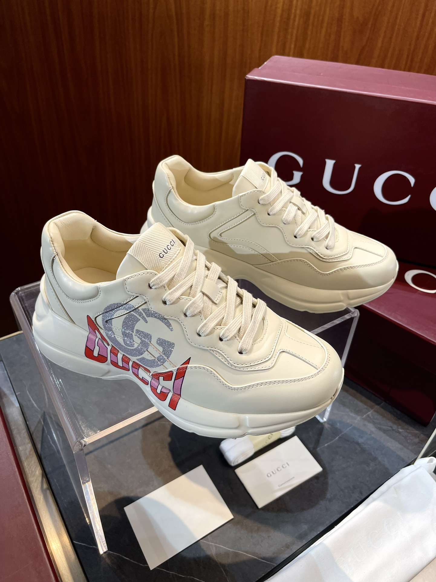 NO:272215,All are genuine leather ceiling-grade GUCCI [New Product] Rhyton series men and women's same sneakers size; 35~46 Rhyton series launches a new ivory white leather style, cleverly combining the series' iconic super-large sole and thick structure. This classic shoe embellishes the iconic double G logo, interpreting the brand logo, gucci, sneakers19860909都是真皮 天花板级 GUCCI【新品】Rhyton系列男女同款运动鞋 size；35~46 Rhyton系列推出全新象牙白色皮款式,巧妙结合该系列标志性的超大造 型鞋底和厚实结构.这款经典鞋款缀饰标志性双G标识,诠释品牌标识内,,gucci,sneakers,Men's shoes