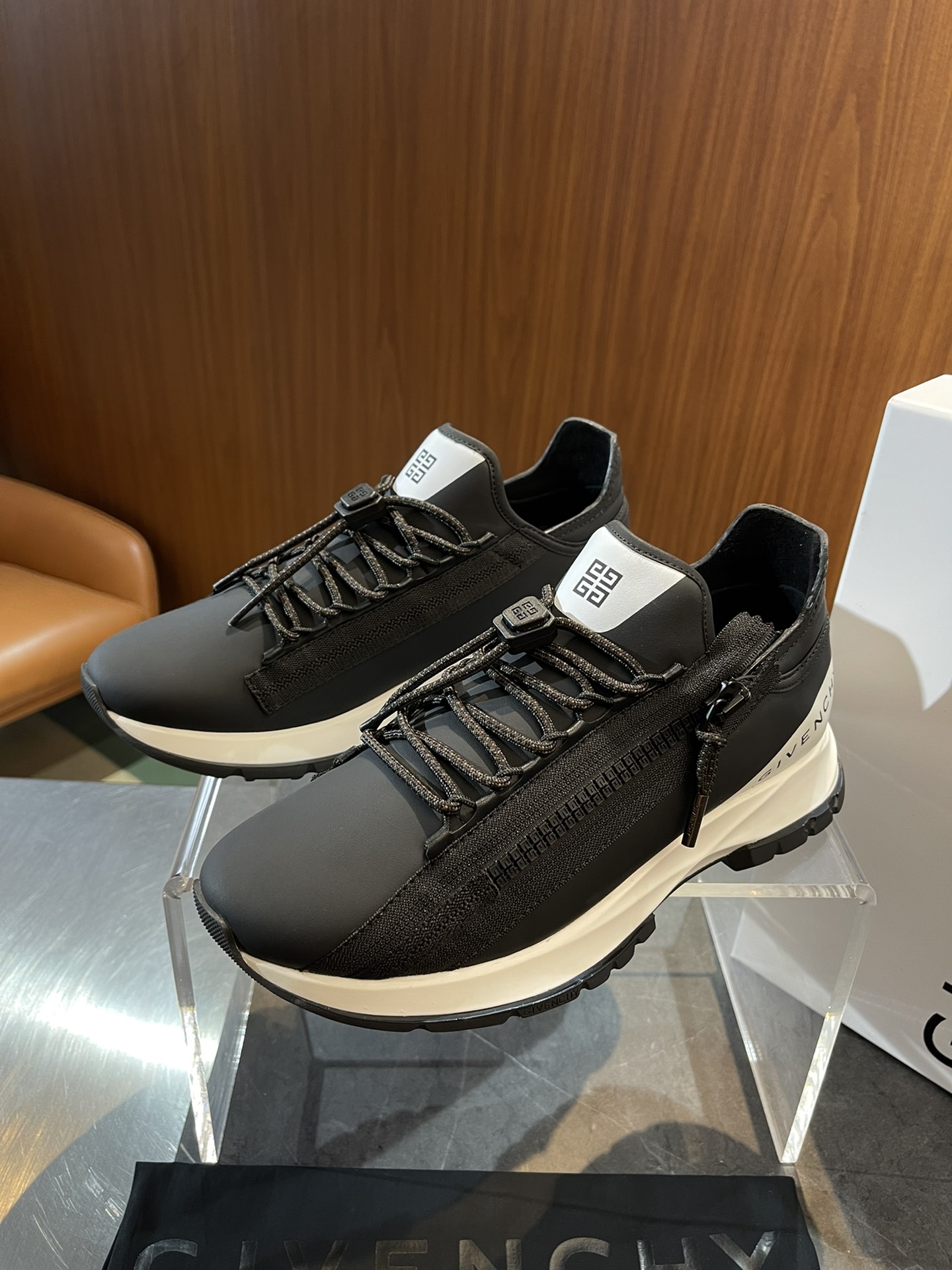 NO:272205,GIVE Given* Men's Spectre zipper running shoes size39~45 Cowhide running shoes, with 4G LOGO zipper on the side, matched with woven straps, equipped with two-color fabric and metal zipper head Spectre series Two-color detailed technology shoelaces on the side, matched with 4G LOGO drawstrings The tongue is decorated with 4G LOGO prints on the side, GIVENCHY LOGO prints, given, given, given, cowhide19860909GIVE纪梵＊ 男士Spectre拉链跑步鞋 size39~45  牛皮跑步鞋,侧面饰以4G LOGO拉链,搭配织带饰带,设有双色织物和金属拉链头 Spectre系列 双色细节科技鞋带,搭配4G LOGO抽绳 鞋舌饰以4G LOGO印花 侧面饰以GIVENCHY LOGO印花,,givenchy,givenchy,cowhide,Men's shoes