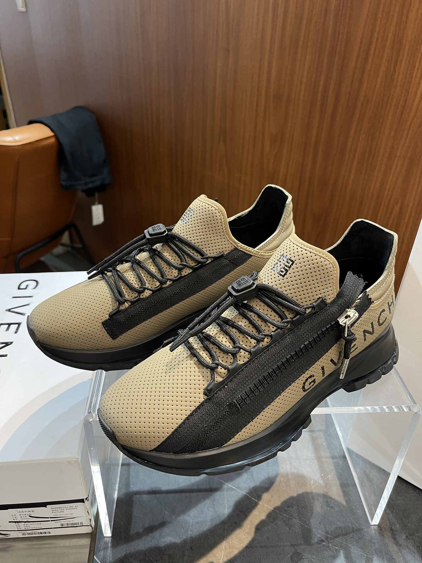 NO:272211,GIVE Given* Men's Spectre zipper running shoes size39~45 cowhide punched/punched, breathable and comfortable. Cowhide running shoes, with 4G LOGO zipper on the side, matched with woven straps, equipped with two-color fabric and metal zipper head Spectre series Dual-color detailed technology shoelaces with 4G LOGO drawstrings The tongue is decorated with 4G LOGO prints The side is decorated with GIVENCHY LOGO prints, given, given, given,cowhide19860909GIVE纪梵＊ 男士Spectre拉链跑步鞋 size39~45  牛皮打孔/冲孔 ,透气舒适. 牛皮跑步鞋,侧面饰以4G LOGO拉链,搭配织带饰带,设有双色织物和金属拉链头 Spectre系列 双色细节科技鞋带,搭配4G LOGO抽绳 鞋舌饰以4G LOGO印花 侧面饰以GIVENCHY LOGO印花,,givenchy,givenchy,cowhide,Men's shoes