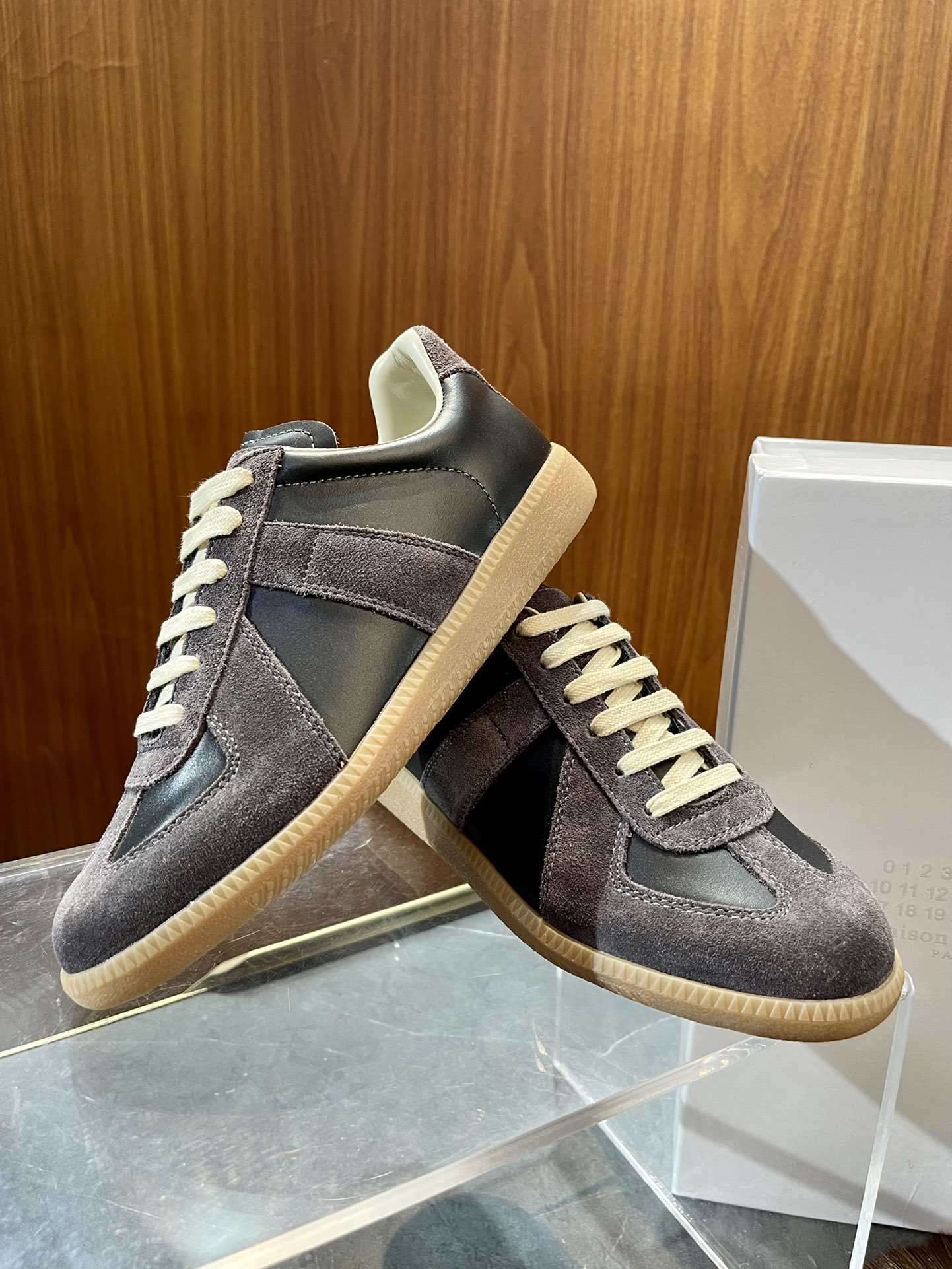 NO:349838,Mason Margiela MM6 German training shoes for men and women size35~40.39~45 Does it make sense to wear? Is it the most comfortable to wear? The shoes are very wrapped and don’t get tired after walking for a long time? In recent years, German training shoes have been favored by the fashion circle again because of their classic design and versatile nature. Its design is simple, without extra fancy, the toe is round, the upper is moderately high, and it is equipped with a lightweight rubber sole. Its design style is neutral and suitable for men and women to wear, and it can also be matched with a variety of clothing styles, including body wear, sportswear, jeans, etc.,,masion margiela,masion margiela,jeans19860909Mason Margiela马吉拉MM6男女同款德训鞋 size35~40.39~45 火是有道理的 穿来穿去还是马吉拉这双最舒适 鞋子的包裹性很强 不磨脚走久了也不累 近年来,德国训练鞋因其经典设计和百搭性质,再次受到时尚圈的青睐. 它的设计简约,没有多余的花哨,鞋头呈圆形,鞋帮高度适中,配有轻质的橡胶鞋底.它的设计风格中性化,适合男女穿着,同时也能够搭配多种 服饰风格,包括体闲装、运动装、牛仔裤等等.,,masion margiela,masion margiela,jeans,Men's shoes