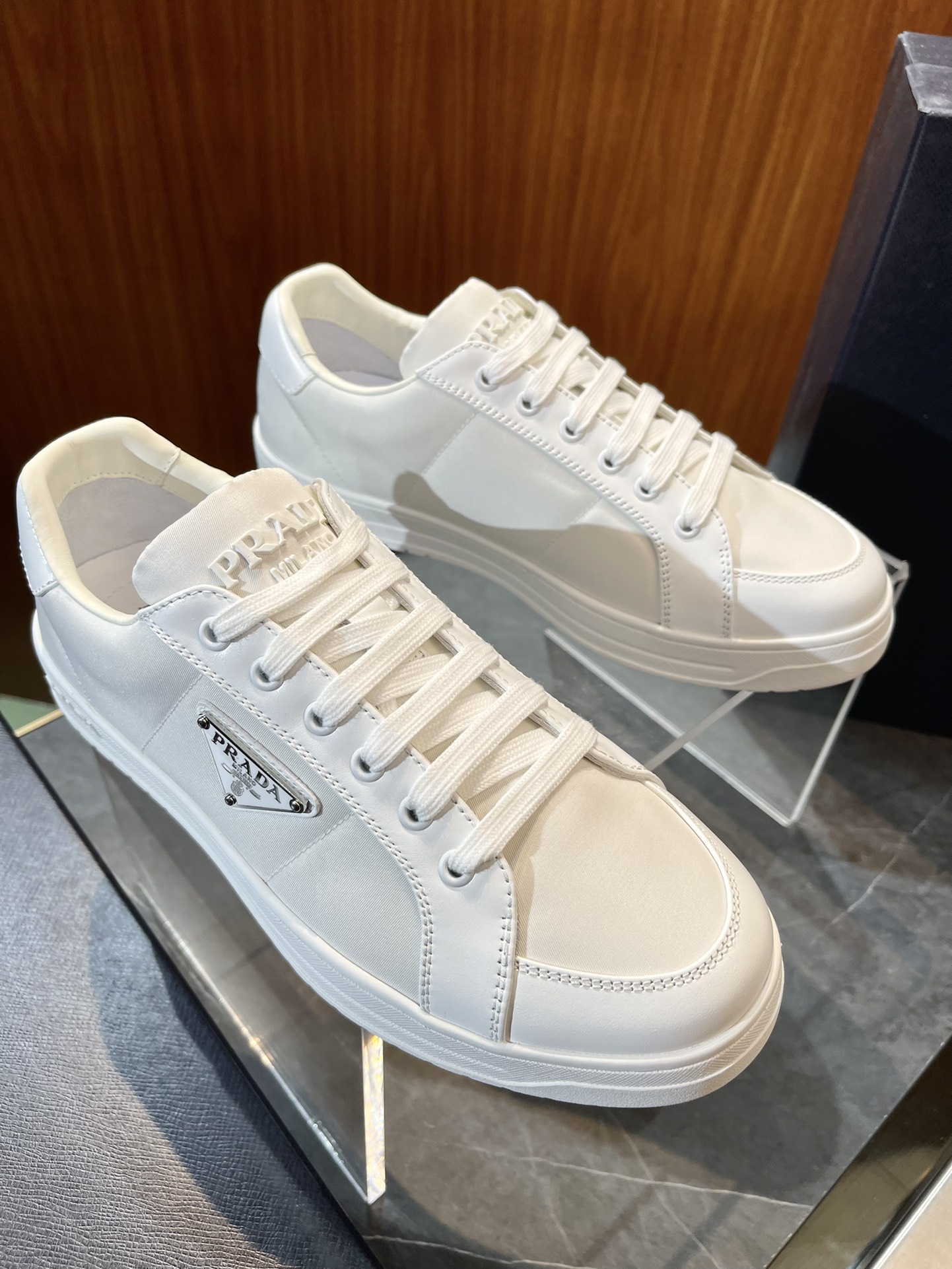 NO:273538,PRADA men's sneakers Downtown Nappa cowhide and Re-Nylon sneakers size; 39~44 (38.45 customization) adopts a contemporary style design, presenting a unique interpretation of the Prad＊ logo. This shoe is a reinterpretation of the sneakers, presenting simple and smooth lines. Through exquisite soft sheep leather finish and practical nylon material, it shows a unique duality and injects modern and versatile charm.,, prada, sneakers, cowhide19860909PRADA男士运动鞋 Downtown Nappa牛皮与Re-Nylon运动鞋 size；39~44（38.45定制） 采用当代风格设计,呈现对Prad＊徽标的独特演绎.这款鞋履是对运动鞋的重新演绎,呈现简洁流畅的线条,通过精致的软羊革饰面和实用的尼龙材质,展现了独特的二元性,注入现代而百搭的魅力.,,prada,sneakers,cowhide,Men's shoes