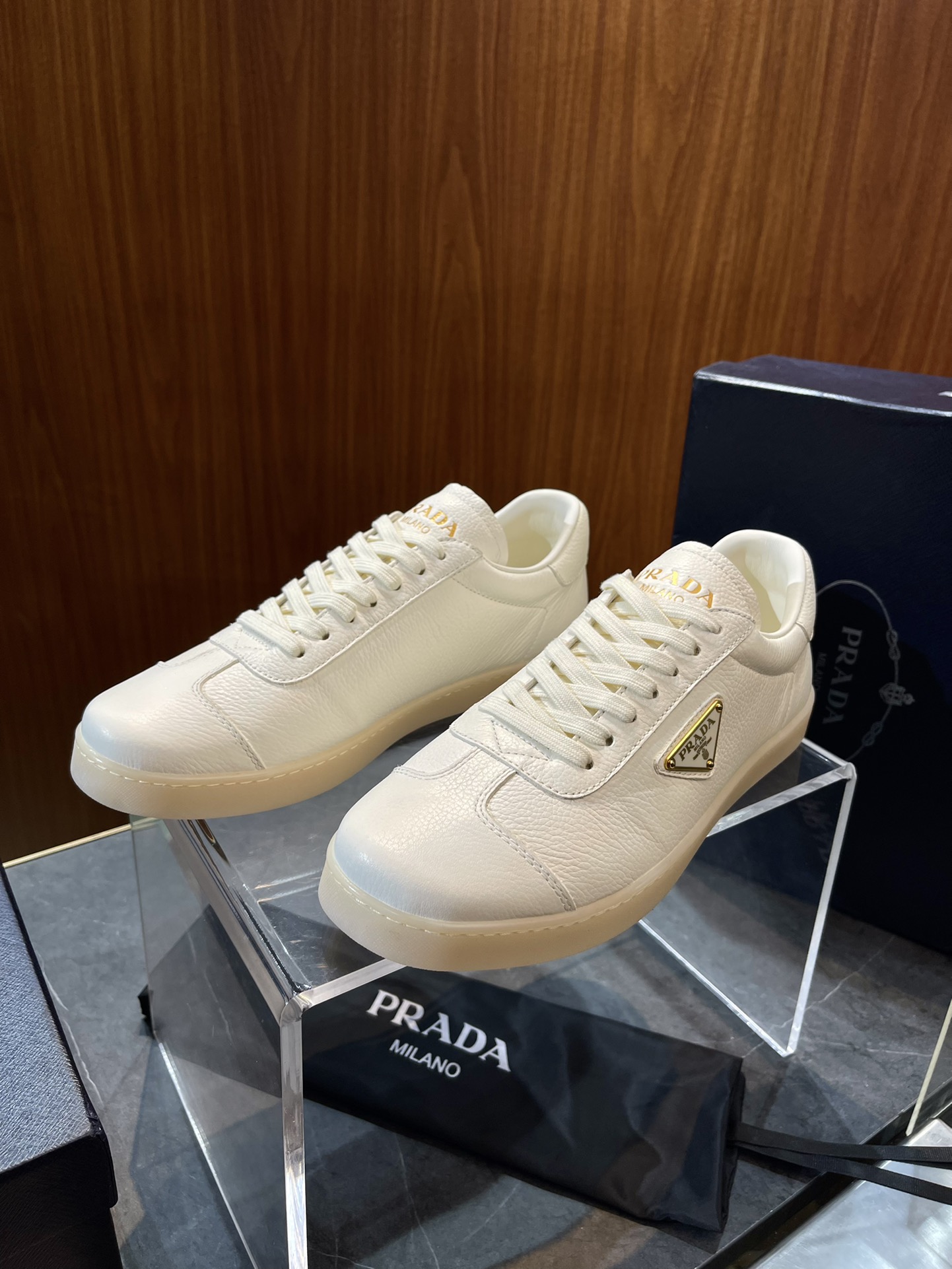NO:273512,PRAD＊Lane men's sneakers size; 39~44 (customized by 38.45) This sneaker is stylish and versatile, simple and modern, blending sporty style and exquisite details. The tongue is stamped with letter logo, and the iconic enameled triangle metal logo shows the elegant and exquisite feeling.,,prada,sneakers19860909PRAD＊Lane男士运动鞋 size；39~44（38.45定制） 这款运动鞋时尚百搭,简洁现代,融合运动风格和精致细节. 鞋舌压印字母徽标,标志性的涂珐琅三角形金属徽标尽显高雅考究之感.,,prada,sneakers,Men's shoes