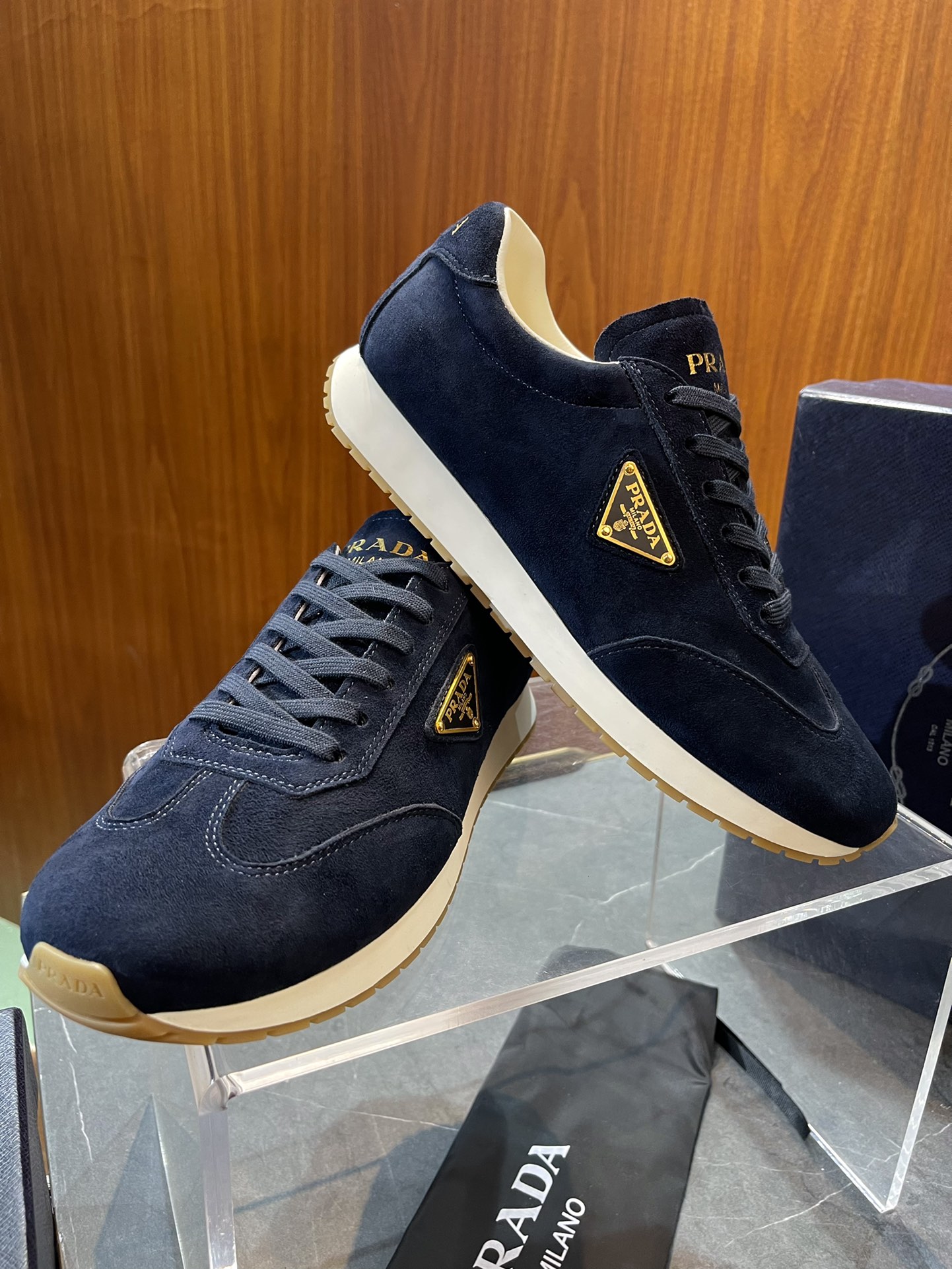 NO:273518,PRAD＊Men's genuine leather sneakers size; 39~44 (38.45 customized) This cowhide sneaker is casual and versatile, using soft and simple lines to outline a sporty silhouette. The sole is light and durable, decorated with an iconic enameled triangle metal logo, and the tongue is decorated with a screen printed logo, showing a unique charm.,,prada,sneakers,cowhide19860909PRAD＊男士真皮运动鞋 size；39~44（38.45定制） 这款牛皮运动鞋体闲百搭,运用柔和简洁的线条勾勒出运动风廓形. 鞋底轻盈耐穿,装点标志性的涂珐琅三角形金属徽标,鞋舌饰有丝网印花徽标,彰显别具一格的魅力.,,prada,sneakers,cowhide,Men's shoes