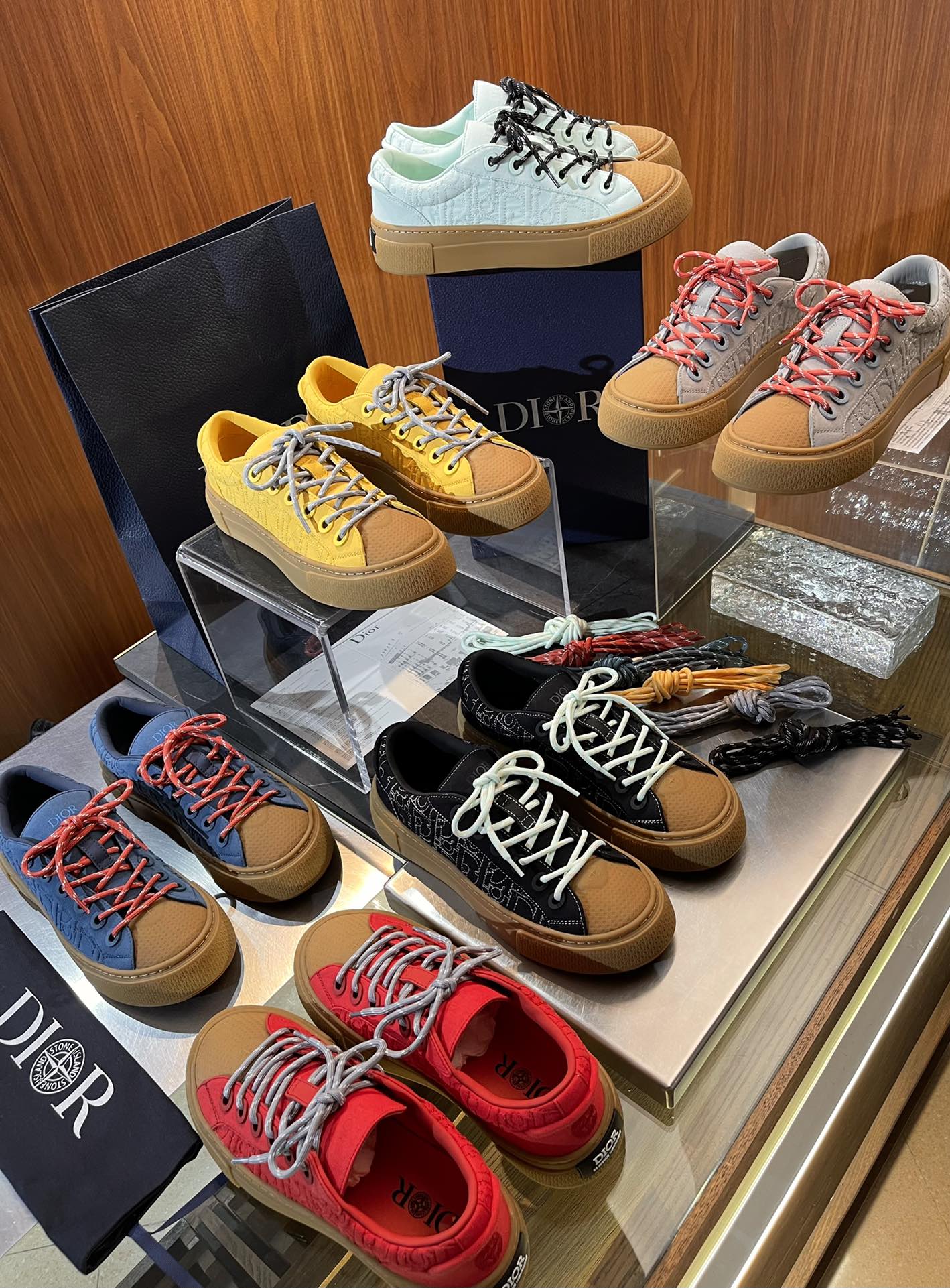 NO:272481,DIOR (limited joint) AND STONE ISLAND Stone Island size; 39~44 (38.45 customization) B33 Stone Island Jointly Give a pair of shoelaces in different colors. This wonderful cooperation can be regarded as a unique dialogue, showing extraordinary creativity. KM JONES (KM JONES) presents the DIOR AND STONE ISLAND limited series, the classic compass rose and the DIOR logo blend together, decorating various exquisite styles.,,dior19860909DIOR（限量联名）AND STONE ISLAND 石头岛 size；39~44（38.45定制） B33石头岛联名 送一副不同颜色鞋带 这次精彩的合作堪称一场别开生面的对话,展现了非凡的创意.金琼斯 (KM JONES) 倾情呈献 DIOR AND STONE ISLAND 限定系列,经典罗盘玫瑰与 DIOR 徽标相互融合,装点着各个精美款式.,,dior,Men's shoes