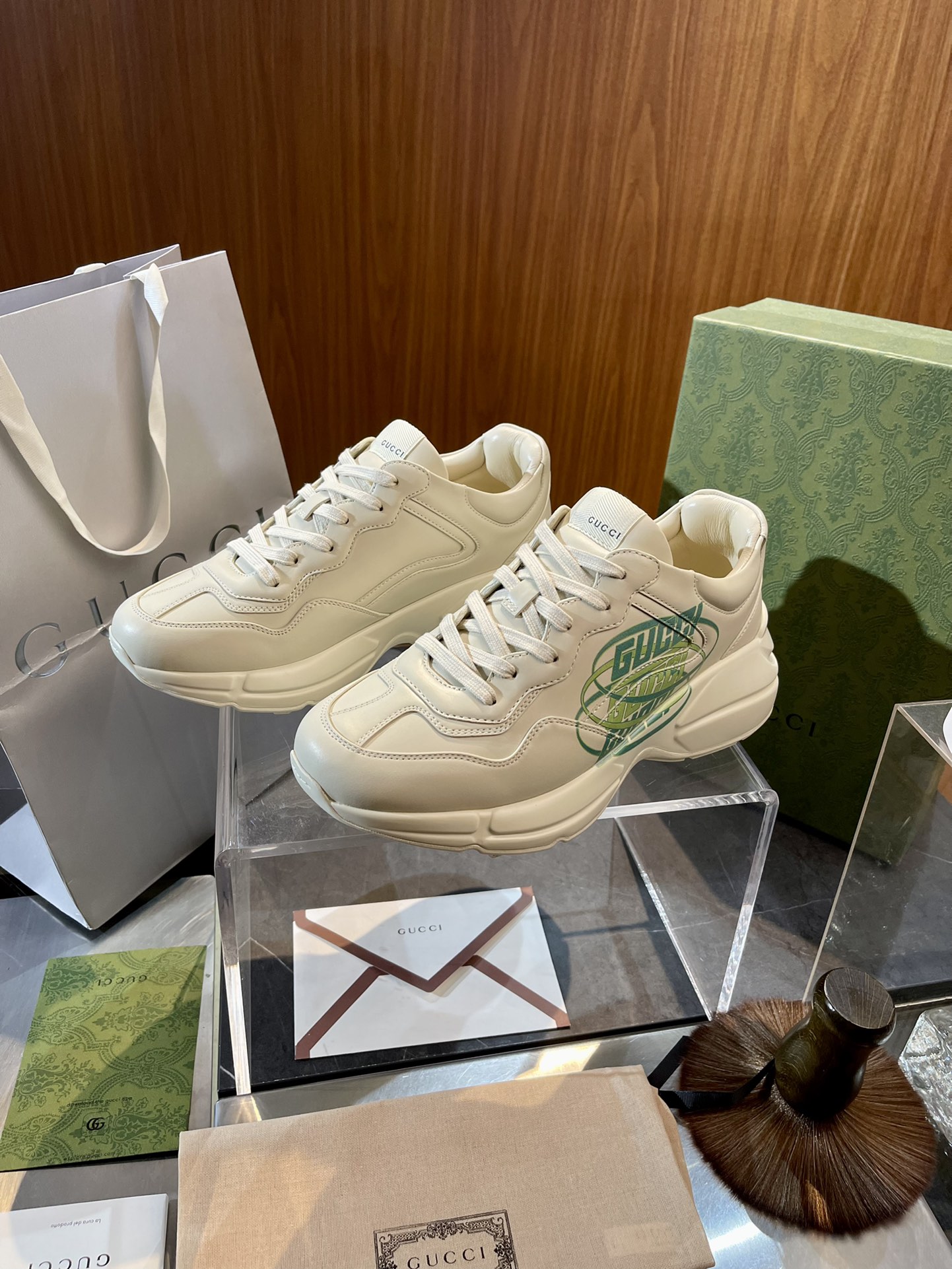 NO:272224,GUCCI Rhyton series sneakers size35~44 (38.45 customized) Ceiling level This sneaker is made of ivory white sustainable material Demetra. The production process of this material is the same as the tanning process steps, making it have good flexibility and ductility, and the surface is very soft. Gucci printing makes the entire design more full, gucci, sneakers19860909GUCCI Rhyton系列运动鞋 size35~44（38.45定制） 天花板级别 该款运动鞋以象牙白色可持续材料Demetra匠心打造,该材料的制作工艺 与鞣制工艺步骤相同,使其拥有良好的柔韧性和延展性,且表面非常柔软. Gucci印花令整个设计愈发饱满,,gucci,sneakers,Men's shoes