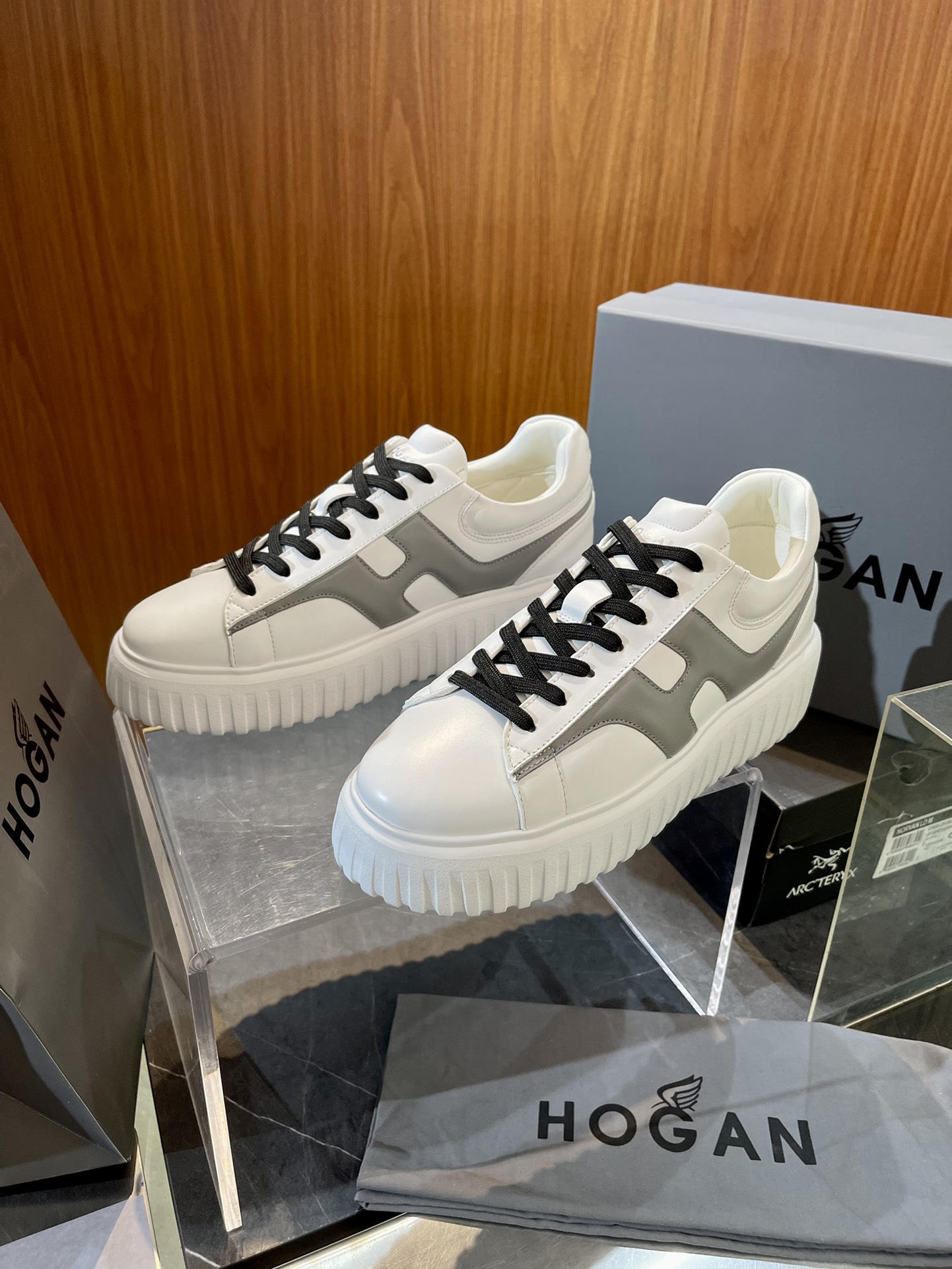 NO:272469,Hogan H-Stripes series men's sports and casual shoes size; 39~44 (38.45 customized) 4.8cm in height, light and comfortable. The H-Stripes series is unique with a light and anti-slip sole, which is full of sportiness and fashionable. The sole is equipped with vertical stripes. The upper is Napa cowhide, and the side is decorated with H letters extending to the heel. The shoe mouth is inlaid and the heel is soft. The memory foam inner sole is cushioned and comfortable, gently wrapping the feet.,,cowhide19860909Hogan H-Stripes系列男士运动休闲鞋 size；39~44（38.45定制） 增高4.8cm ,轻便舒适 H-Stripes 系列以轻便的防滑鞋底独具一格,款式运动风十足,百搭时尚.鞋底设有竖式条纹. 鞋面为纳帕牛皮,侧边饰以延伸至后跟的H字母.鞋口嵌边设计,后跟设有柔软填充.记忆泡沫内底缓震舒适,温柔包裹双脚.,,cowhide,Men's shoes