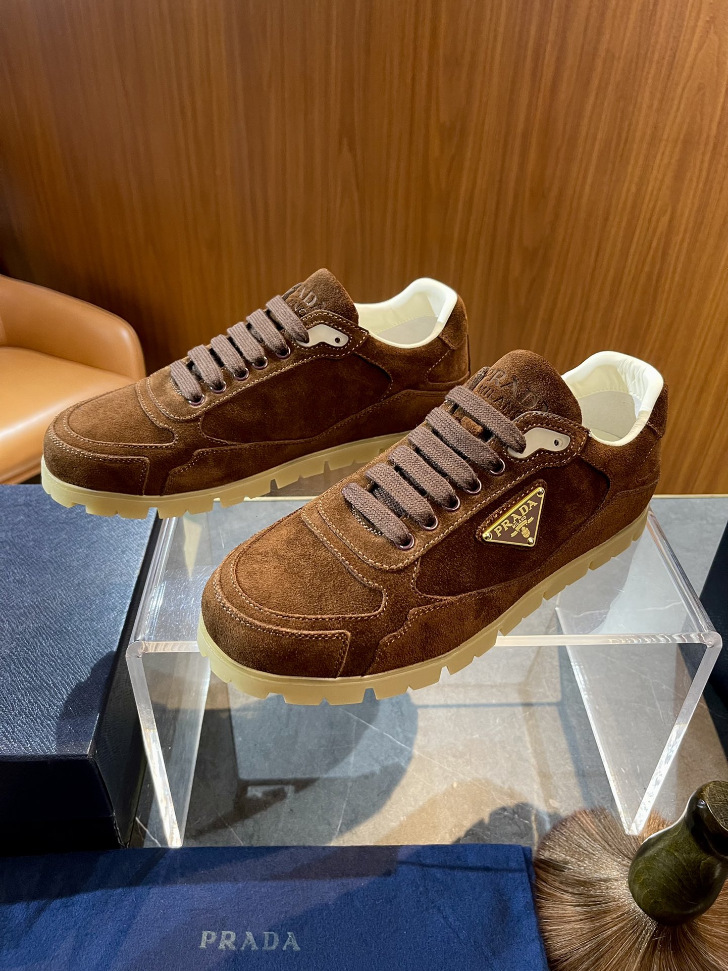 NO:273526,PRADA faded suede leather sneakers size; 39~44 (customized by 38.45) ox back leather/ox back velvet This versatile sports shoes are made of suede leather and faded, and are decorated with a triangle logo to highlight the modern style. Sole height is 3cm, prada, prada, sneakers19860909PRADA普拉达 褪色效果绒面皮运动鞋 size；39~44（38.45定制） 牛反皮/牛反绒 这款运动风百搭运动鞋采用绒面皮材质和褪色效果处理,饰有三角形徽标,彰显现代风格. 鞋底增高3cm,,prada,prada,sneakers,Men's shoes