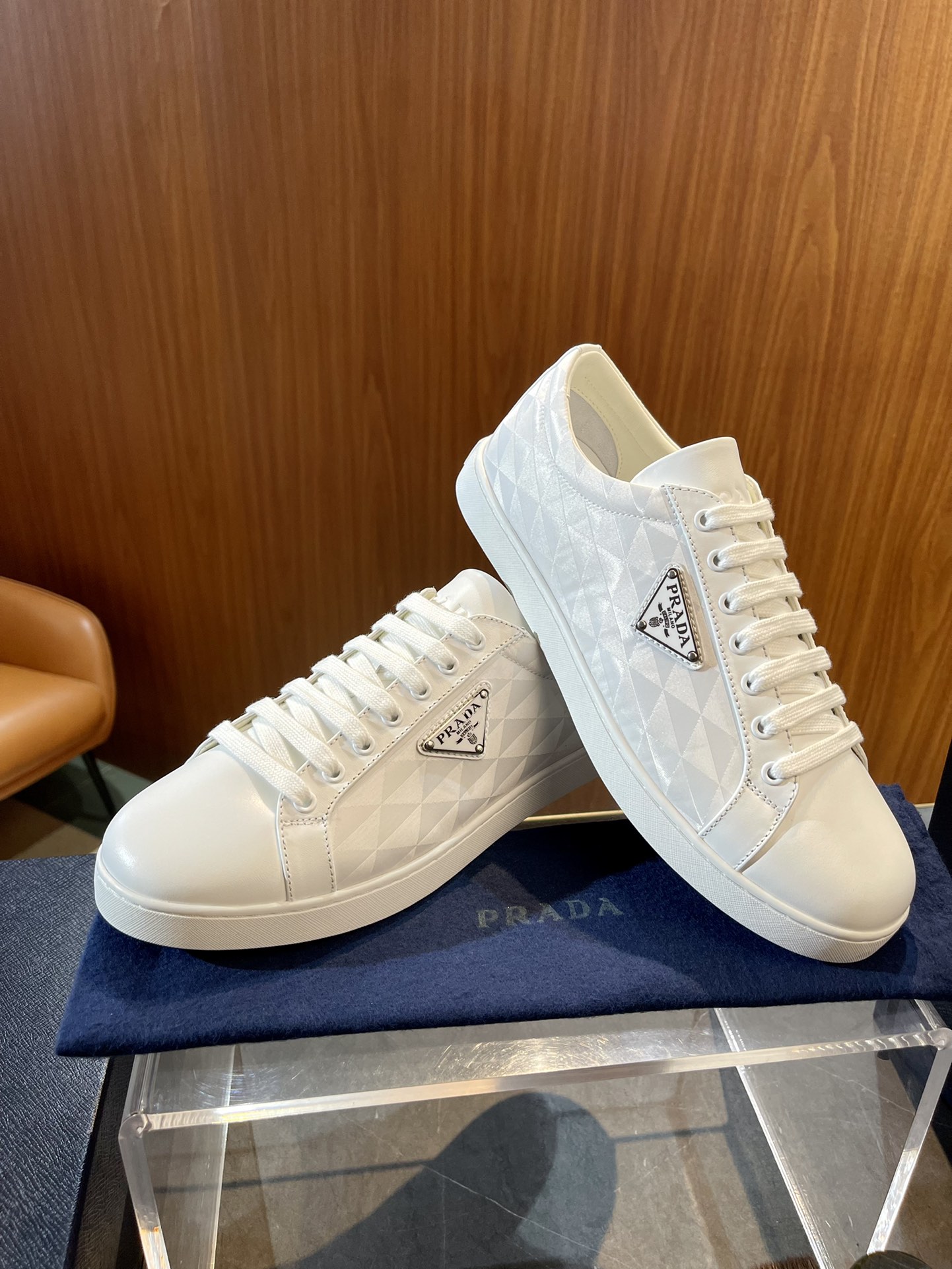 NO:273532,PRADA Leather and Re-Nylon Sneaker size; 39~44 (38.45 customization) Cowhide/Nylon/Cowhide Inner This simple sneaker is made of leather and nylon to create an unexpected texture contrast. Special tonal craftsmanship creates a unique design, supplemented by elements inspired by the iconic Symbole pattern., prada, prada, sneakers, cowhide19860909PRADA普拉达 皮革与Re-Nylon运动鞋 size；39~44（38.45定制） 牛皮/尼龙/牛皮内里 这款简约的运动鞋选用皮革和尼龙打造,形成出其不意的纹理对比. 特别的同色调工艺打造别致设计,辅以灵感源自标志性Symbole图案的元素.,,prada,prada,sneakers,cowhide,Men's shoes