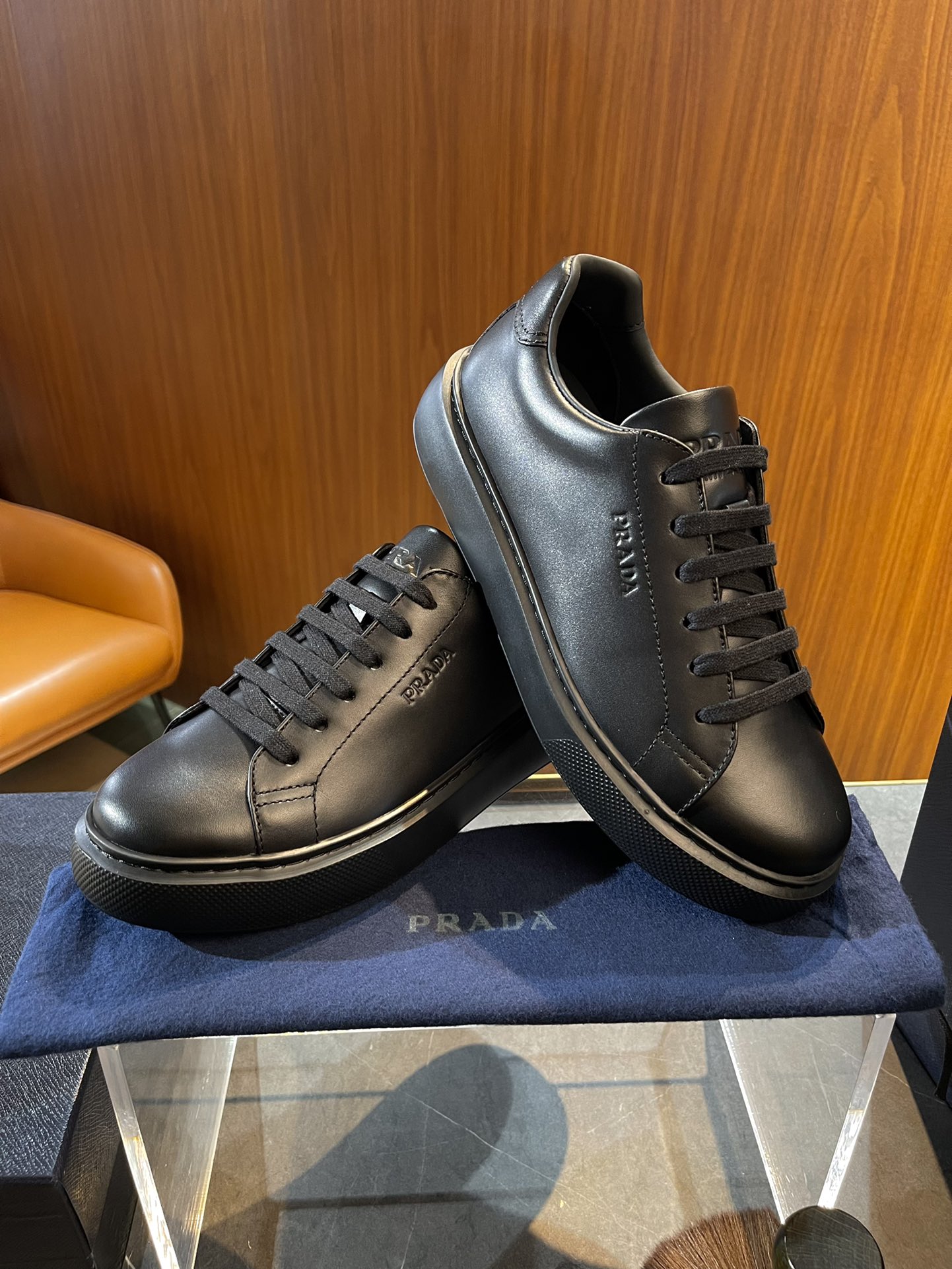 NO:273529,PRADA men's cowhide sneakers size; 39~44 (customized by 38.45) This cowhide sneakers are in a modern style, reinterpreting the brand's collection style with neat lines and smooth details. The sole height is 5cm, prada, prada, sneakers, cowhide19860909PRADA普拉达 男士牛皮运动鞋 size；39~44（38.45定制） 这款牛皮运动鞋呈现现代版型,以利落线条与流畅细节重新演绎品牌典藏款型 鞋底高度5cm,,prada,prada,sneakers,cowhide,Men's shoes