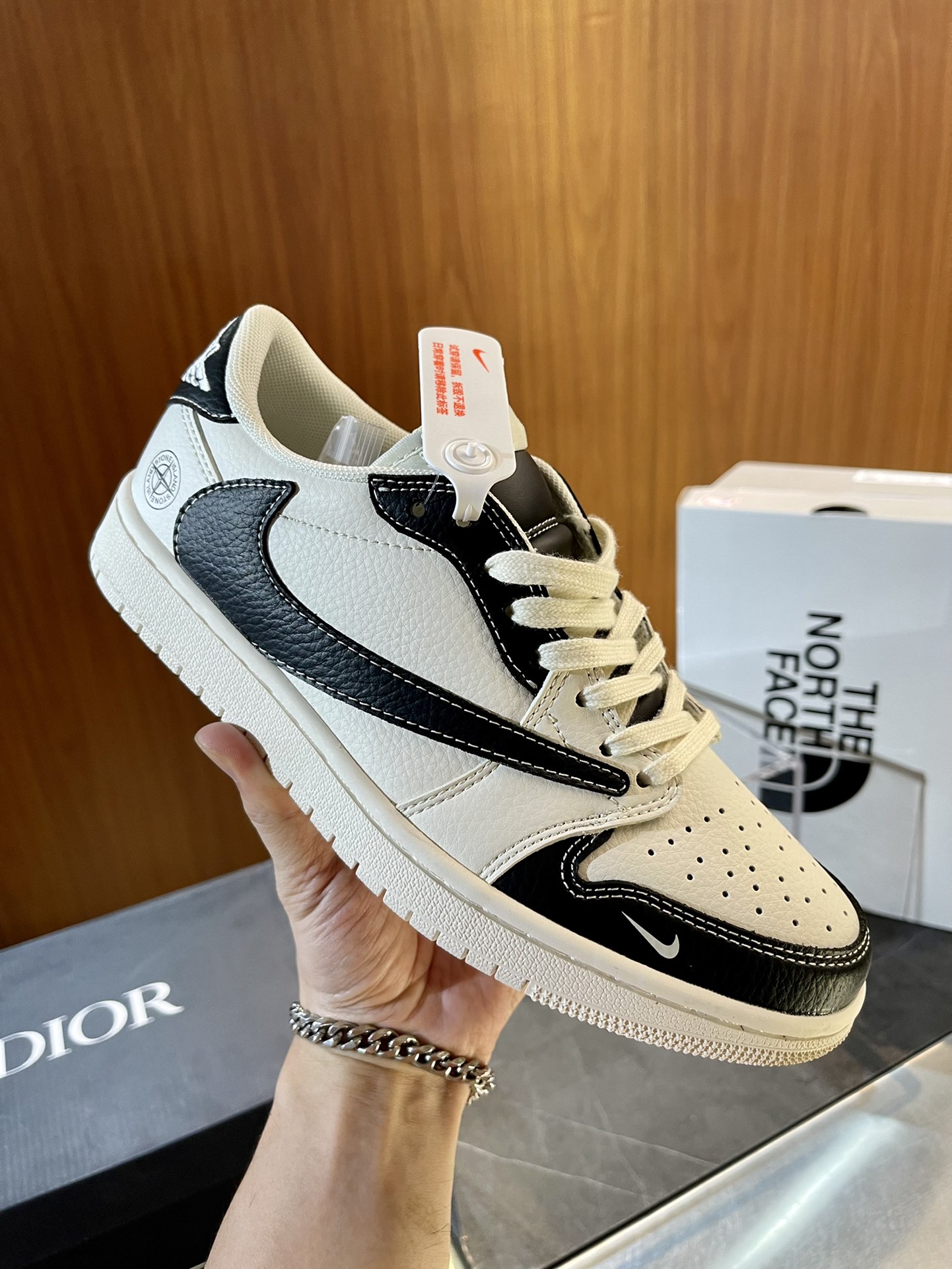 NO:272467,350 Nike Barb AJ1 new color size; 35~45 (with half size) The heel is equipped with NIKE AIR cushioning system and the perfect design of raw rubber outsole. In terms of shoe body material, the combination of lychee leather and magic leather material is a complete texture.,19860909350 Nike耐克 倒钩 AJ1新配色 size；35~45（带半码） 后跟搭载 NIKE AIR 缓震系统生胶外底完善设计 鞋身材质方面,荔枝皮和魔皮材质的组合完整体的质感.,,Men's shoes