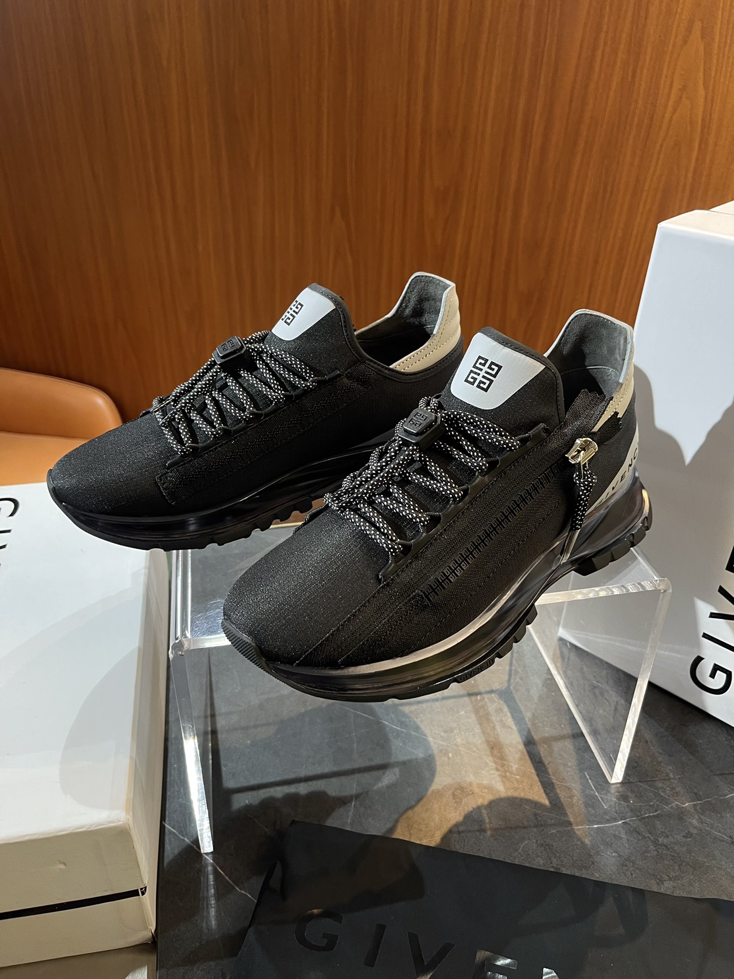NO:272222,Given＊New Spectre cushion sneakers size; 39~44 (customized by 38.45) The side is matched with 4G LOGO zippers, decorated with same-color webbing, equipped with fabric and metal zipper heads. The technology side is matched with laces, equipped with 4G LOGO drawstrings. The tongue is matched with 4G LOGO prints. The side is matched with GIVENCHY LOGO prints. The light tech sole, given, given, sneakers19860909纪梵＊新品Spectre气垫运动鞋 size；39~44（38.45定制） 侧面搭配4G LOGO拉链,饰以同系配色织带饰带,配有织物和金属拉链头 科技同系配色鞋带,配有4G LOGO抽绳 鞋舌饰以4G LOGO印花 侧面饰以GIVENCHY LOGO印花 轻盈科技鞋底,,givenchy,givenchy,sneakers,Men's shoes