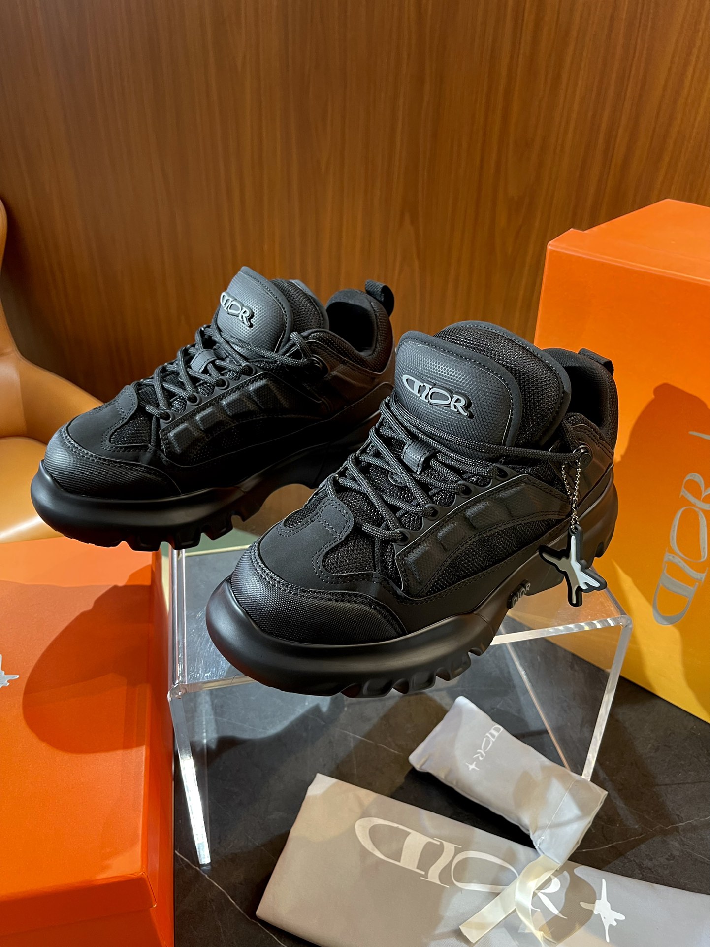 NO:272199,Dior Snow men and women derby shoes/dad shoes size; 36~40. 39~44 (45. Customized) It must be as light as you want to wear, easy to wear and heighten. The new product of the 2025 spring men's clothing series comes from the DIOR AND LEWIS HAMILTON limited series. It highlights Dior's technological exquisite craftsmanship, and reinterprets hiking shoes with Dior's high-definition style and avant-garde silhouette.,,dior19860909Dior Snow 男女同款德比鞋/老爹鞋 size；36~40. 39~44（45.定制） 好穿必想象中轻便 ,好穿又增高. 二零二五春季男装系列新品,来自DIOR AND LEWIS HAMILTON 限定系列.彰显 Dior 的科技精湛工艺,以 Dior 的高订风格和前卫廓形重新演绎徒步鞋.,,dior,Men's shoes