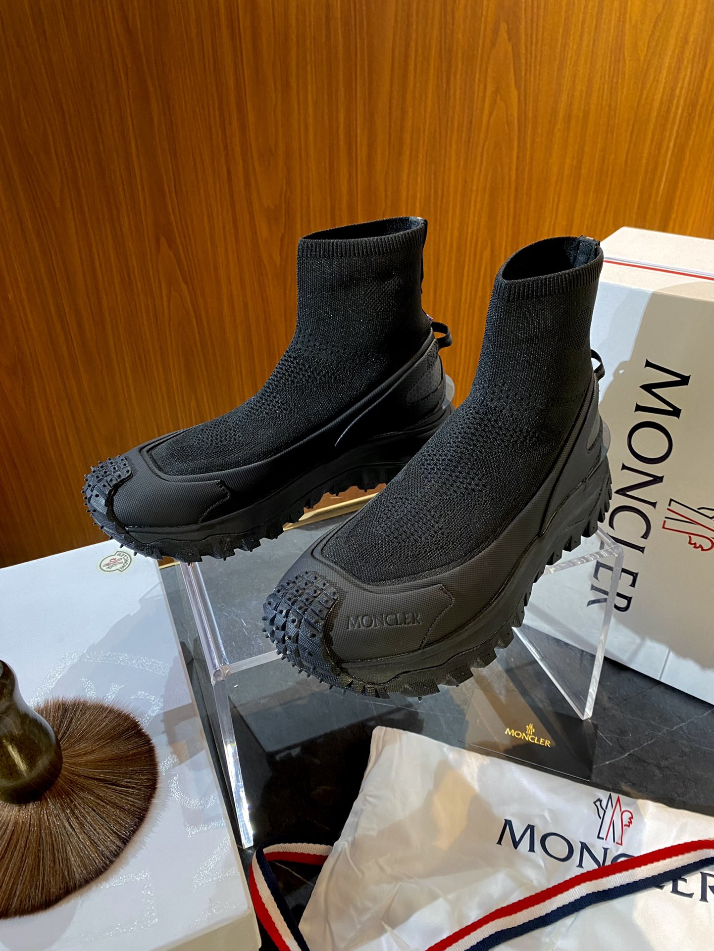 NO:272209,MONCLER hooded Trailgrip knitted sneakers/sock shoes size36~40 .39~46 Designed for outdoor sports, providing comfort and stability. EVA midsole adds flexibility and lightness. Vibram MEGAGRIP sole adds grip to the shoe. The carbon fiber between the midsole and the bottom increases the rebound force to help you move forward steadily. Ortholiteo insole is easy to clean, while enhancing the ventilation of the shoe and providing comfortable cushioning. Details Knitted upper Microfiber insole EVA midsole TPU tail Carbon fiber between the midsole and the bottom Vibram MEGAGRIP rubber composite sole Ortholite insole Sole height 4.5 cm, Moncler, sneakers, socks19860909MONCLER蒙口 Trailgrip针织运动鞋/袜子鞋 size36~40 .39~46 专为户外运动设计 提供舒适与稳定性.EVA中底倍添灵活性与轻盈性, Vibram MEGAGRIP鞋底为鞋履增添抓地力.中底和底面之间的碳纤维增加回弹力,助您稳步前行.Ortholiteo鞋垫易于清洗,同时可增强 鞋履的通风性,并提供舒适的缓冲效果. 详情 针织鞋面 微纤维内底 EVA中底 TPU尾翼 中底和底面之间含碳纤维 Vibram MEGAGRIP橡胶复合底面 Ortholite鞋垫 鞋底高度4.5厘米,,Moncler,sneakers,socks,Men's shoes