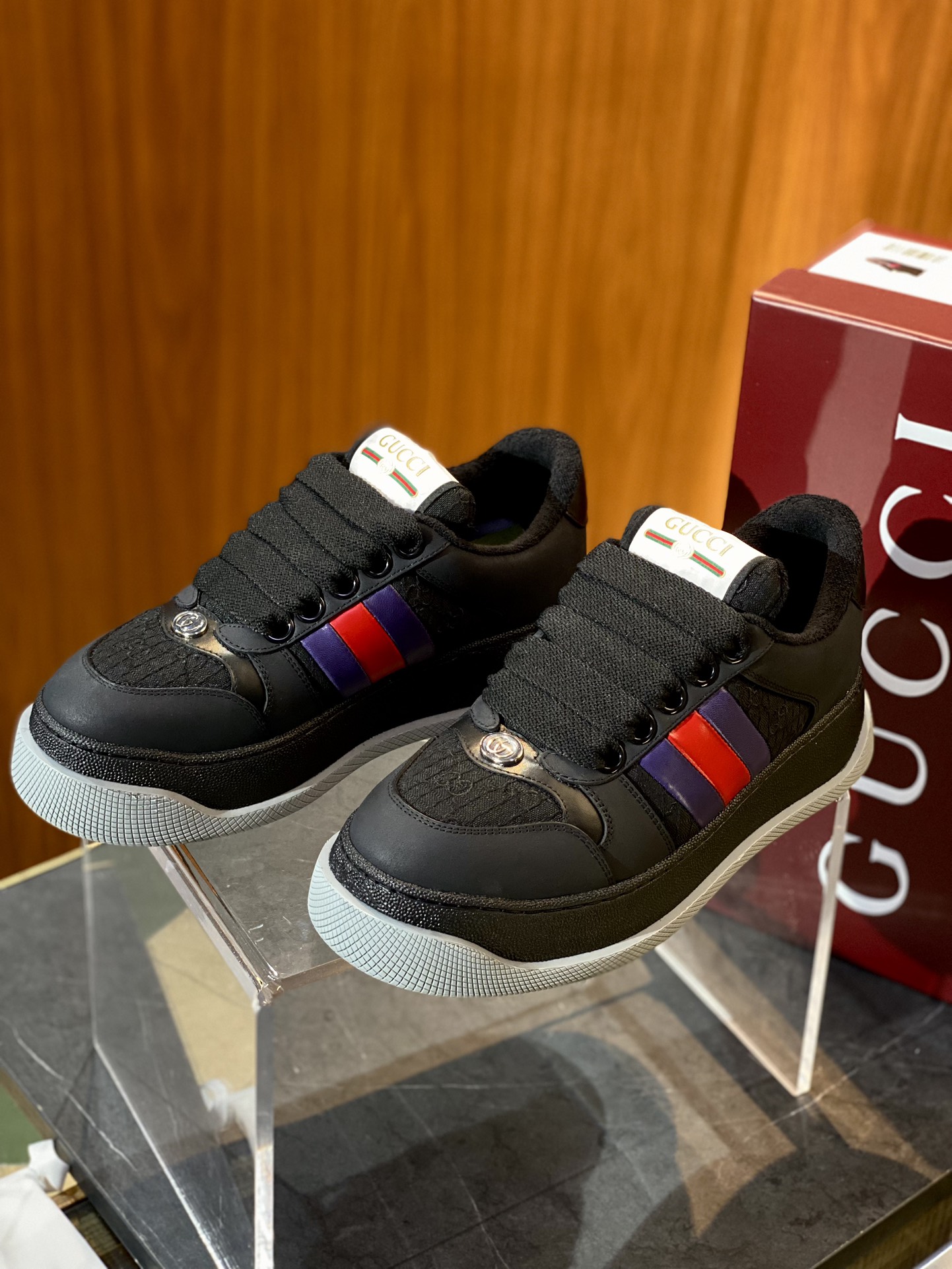 NO:271279,GUC＊Screener men's webbing GG thick sole sneakers size; 39~45 new color scheme with heightened thick sole, purple red, top layer cowhide. Ceiling-level gift box packaging GG logo has always been an important design element of Guc's series. On this Screener series black Original GG canvas men's sneakers, classic GG patterns are eye-catching on the shoe body., gucci, sneakers, cowhide19860909GUC＊Screener男士饰织带GG厚底 运动鞋 size；39~45  增高厚底新配色 红得发紫 头层牛皮.天花板级礼品盒包装 GG标识一直是Guc各个系列的重要设计元素.在这款Screener系列黑色Original GG帆布男士运动鞋上,经典GG图案亮眼点缀于鞋身.,,gucci,sneakers,cowhide,Men's shoes