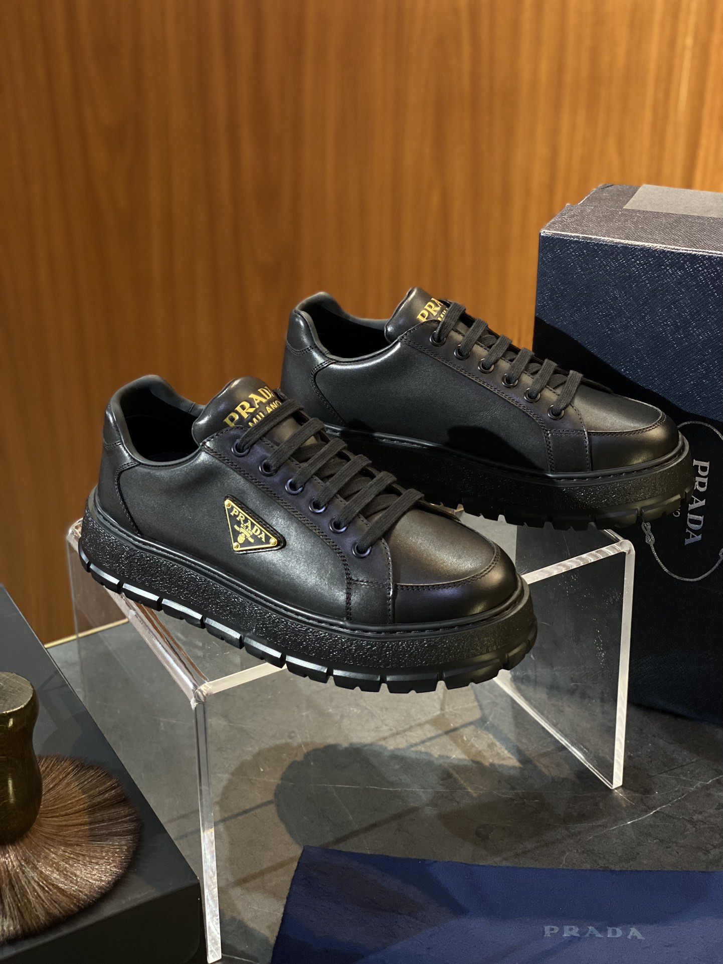 NO:270810,PRADDowntown Bold men's sneakers size; 39-45 Draw inspiration from basketball shoes from the 1980s, the sporty style design is matched with exquisite details. (Cowhide) is made of perforated leather, and the unique thick sole presents a unique modern style. The Prad logo is interpreted from different angles, decorated with the iconic enameled triangle metal logo, showing a unique classic style. Enameled triangle metal logo, lace-up opening and closing Rubber sole, 50mm Geometric patterned sole, removable leather insole, prada, sneakers, cowhide19860909PRADDowntown Bold男士运动鞋 size；39～45 从1980年代的篮球鞋汲取灵感,运动风设计搭配精致细节.(牛皮）采用穿孔皮打造,个性的厚底呈现别具一格的现代风格.通过不同角度演绎Prad徽标,饰有标志性的涂珐琅三角形金属徽标,彰显别具一格的经典格调. 涂珐琅三角形金属徽标 系带开合 橡胶鞋底,50毫米 几何纹路鞋底 可拆卸皮面鞋垫,,prada,sneakers,cowhide,Men's shoes