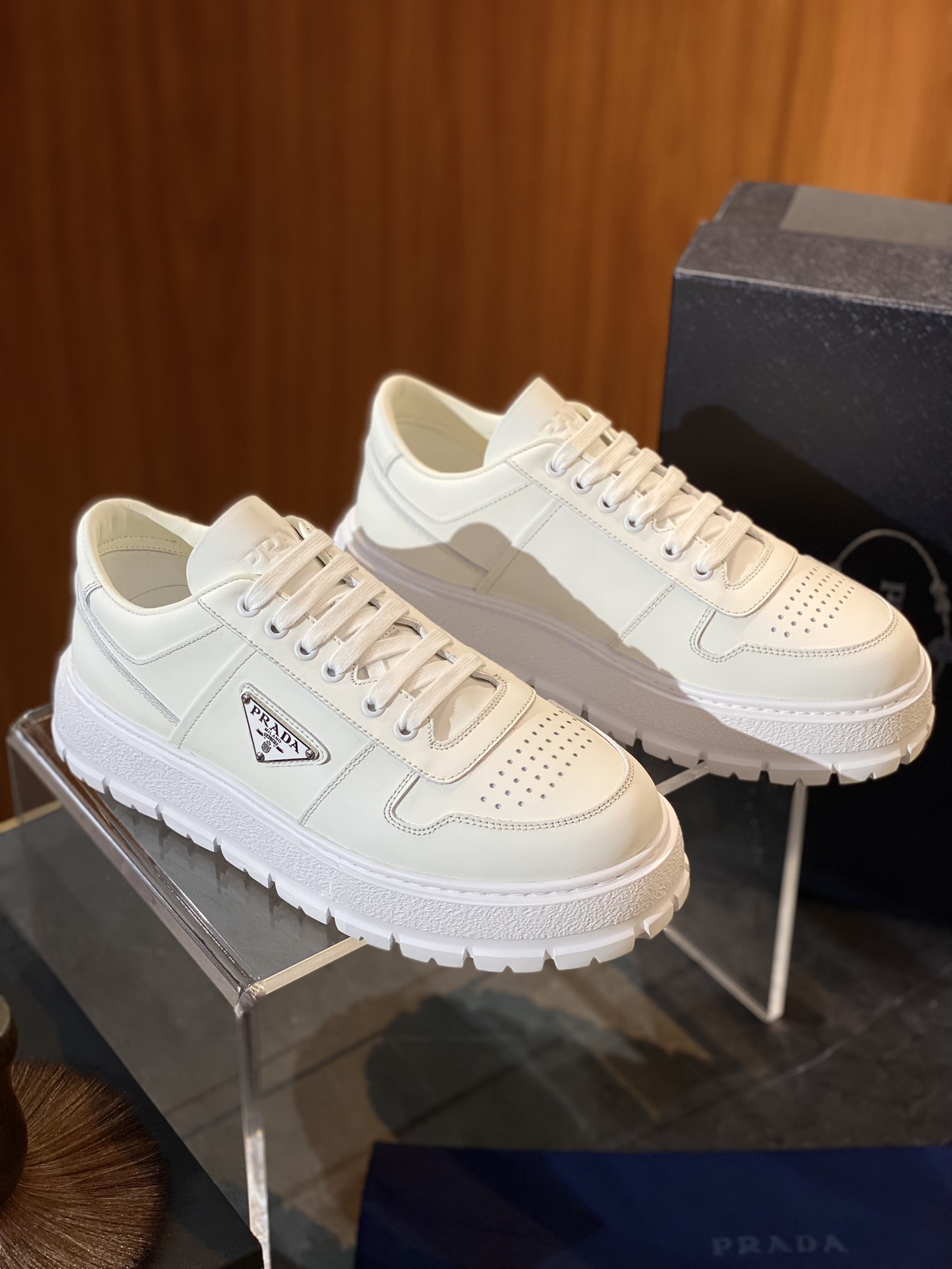 NO:270812,PRADDowntown Bold men's sneakers size; 39~45 draw inspiration from basketball shoes from the 1980s, with exquisite details in sporty style design. (cowhide) is made of perforated leather, and the unique thick sole presents a unique modern style. The Prad logo is interpreted through different angles, decorated with the iconic enameled triangle metal logo, showing a unique classic style. Enameled triangle metal logo Lace-up opening and closing, prada, sneakers, cowhide19860909PRADDowntown Bold男士运动鞋 size；39～45 从1980年代的篮球鞋汲取灵感,运动风设计搭配精致细节.(牛皮）采用穿孔皮打造,个性的厚底呈现别具一格的现代风格.通过不同角度演绎Prad徽标,饰有标志性的涂珐琅三角形金属徽标,彰显别具一格的经典格调. 涂珐琅三角形金属徽标 系带开合,,prada,sneakers,cowhide,Men's shoes