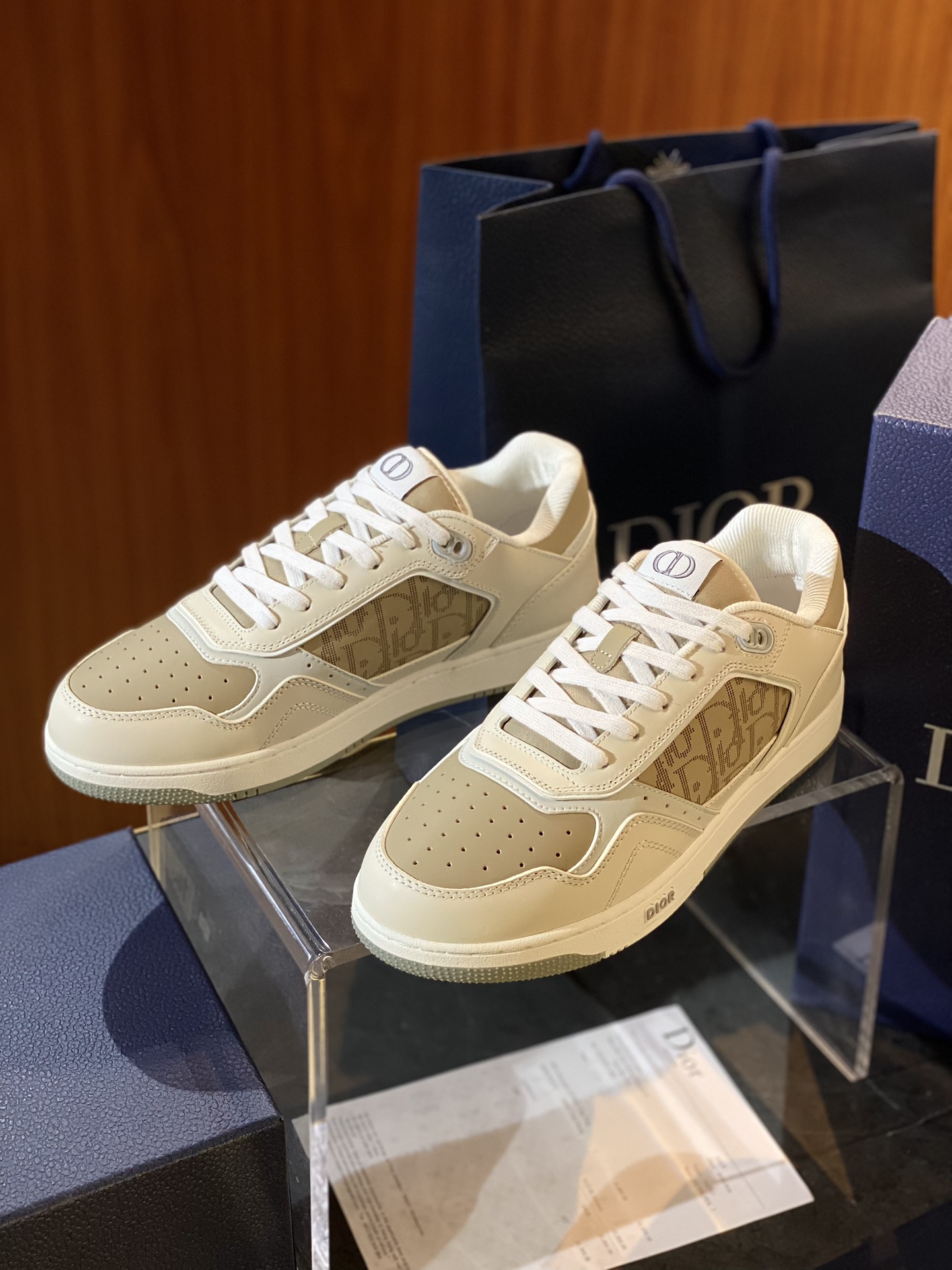 NO:690437,Dior | B27 new size for men and women; women 35~40, men 38~47 B27 is so handsome!  Dior’s B27 is the best to wear and the most eye-catching. The combination is invincible. It is versatile for everyday use. You don’t have to choose any combination. B27 feels comfortable on your feet. If you like this kind of elegant and simple color matching, you must buy it, dior, dior.19860909Dior| 男女同款B27新配 size；女35~40 男38~47 B27好帅啊 ！ 迪奥最好穿又最耐看还是 B27,搭配无敌了 百搭日常,完全不挑搭配 B27脚感舒适哦～ 喜欢这种大气简约配色的一定要入,,dior,dior,Men's shoes