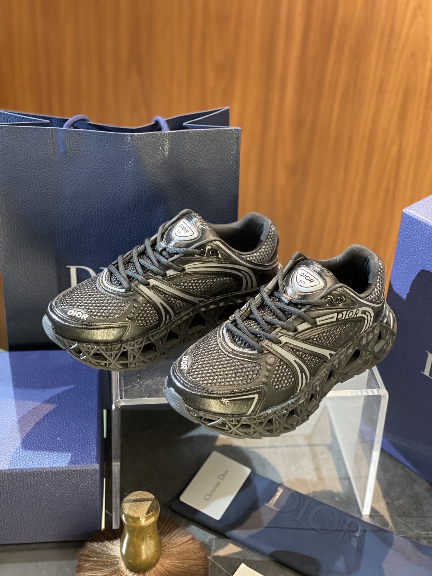 NO:272203,DiorB35 NXXT men's sneakers size39~44 (38.45 custom) This B35 NXXT sneakers show a unique futuristic charm. The hollow sole that reflects the architectural aesthetic structure is decorated with rattan plaid patterns, demonstrating Dior's exquisite innovative craftsmanship. The sole is loose and light, with extraordinary stability, adding vitality to the exquisite contour. The metallic glossy finish is black technology fabric upper, paired with double-layer mesh fabric, forms a sharp contrast, and goes back to the 1990s running shoe design. The geometric style is fashionable and modern, decorated with high-frequency Dior and 47 logos, and the tongue and heel are decorated with DiorB35 patches as a exquisite finishing touch. The interior is equipped with elastic straps for a comfortable and stable wear experience.  Main technology fabric, mesh fabric mesh fabric lining, dior, sneakers19860909DiorB35 NXXT 男运动鞋 size39~44 (38.45定制) 这款 B35 NXXT 运动鞋彰显别具一格的未来主义魅力.体现建筑美学结构的镂空鞋底饰以藤格纹图案,彰显 Dior 精湛的创新工艺.鞋底宽松轻盈,拥有非凡的稳定性,为精美的轮廓增添活力.金属光泽饰面黑色科技面料鞋面,搭配双层网眼织物,形成鲜明对比,回溯1990年代跑鞋设计.几何风格线条时尚现代,饰以高频 Dior 和 47 标志,鞋舌和鞋跟则饰以 DiorB35 补丁,作为精妙点睛之笔.内部带有弹力饰带,打造舒适稳定的穿着体验. 主体科技面料,网眼织物网眼织物里料,,dior,sneakers,Men's shoes