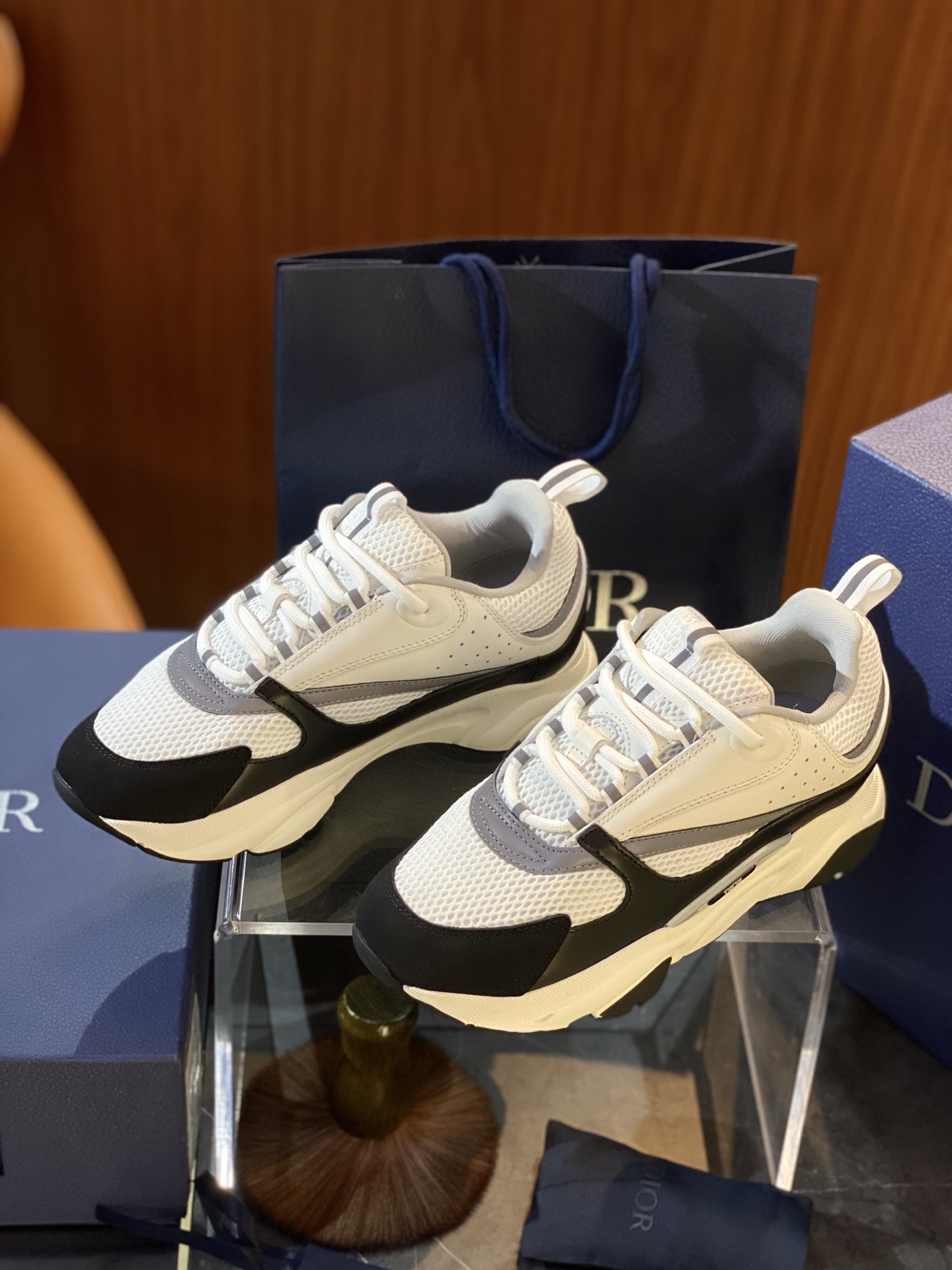 NO:272197,Dior B22 men's sneakers size; 39~44 (45 customization) Top layer cowhide/combination sole (top match) Dior b22 draws inspiration from retro jogging shoes, adopts a thick low-top design, with cowhide and mesh fabric splicing uppers, and paired with carved rubber sole, adding a sporty and fashionable atmosphere.,,dior,dior,sneakers,cowhide19860909Dior迪奥 B22 男士运动鞋 size；39~44（45定制） 头层牛皮/组合鞋底（顶配） Dior b22从复古慢跑鞋中吸取灵感,采用了厚实的低帮设计,以牛皮和网织物拼接鞋面,搭配刻花橡胶鞋底,增添了运动时尚气息.,,dior,dior,sneakers,cowhide,Men's shoes