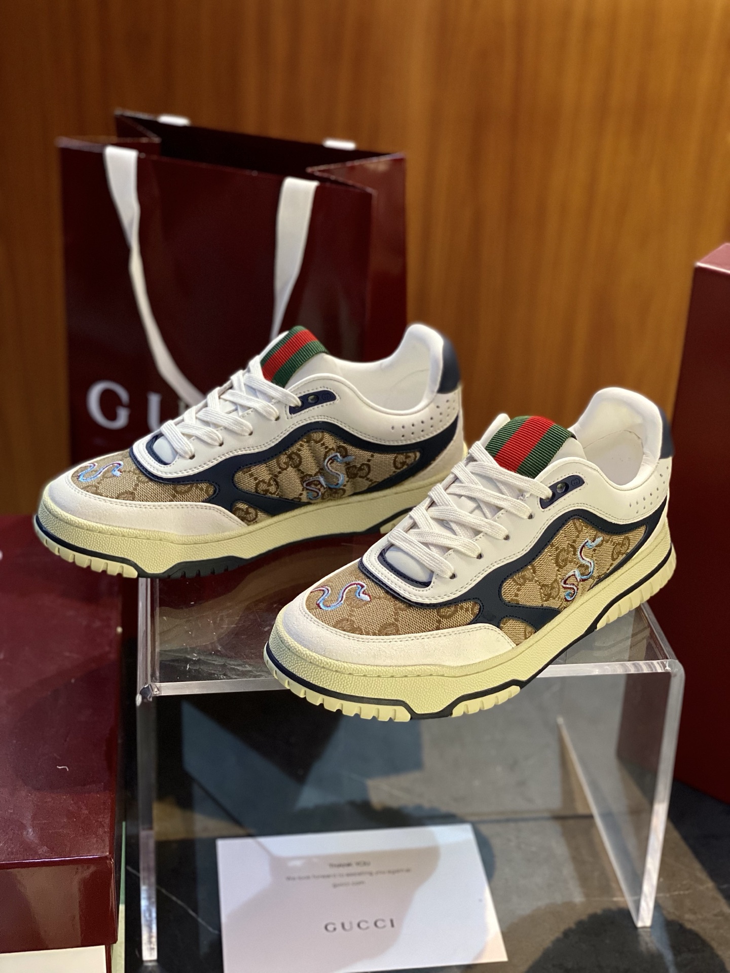 NO:273074,Gucci Re-Web series sneakers 2025 Snake New Size; 35~40 39~45 (pink only women's size) As the first sneaker created by Sabato De Sarno for Gucci, the Re-Web series revives the brand's classic stripes, and uses bold and unruly unique details to reflect the modern silhouette design. This sneaker is highlighted by iconic details, and is made of beige and ebony Original GG canvas. The red and green webbing tongue adds a bright embellishment.,,gucci,sneakers19860909Gucci Re-Web系列运动鞋 2025蛇年新款 size；35~40 39~45（粉色只有女码） 作Sabato De Sarno为Gucci打造的首款运动鞋,Re-Web系列焕新演绎品牌经典条纹,以大胆不羁的别致细节衬映现代感十足的廓形设计.这款运动鞋以标志性细节为亮点,采用米色和乌木色Original GG帆布打造,饰红绿织带的鞋舌更添亮眼点缀.,,gucci,sneakers,Men's shoes
