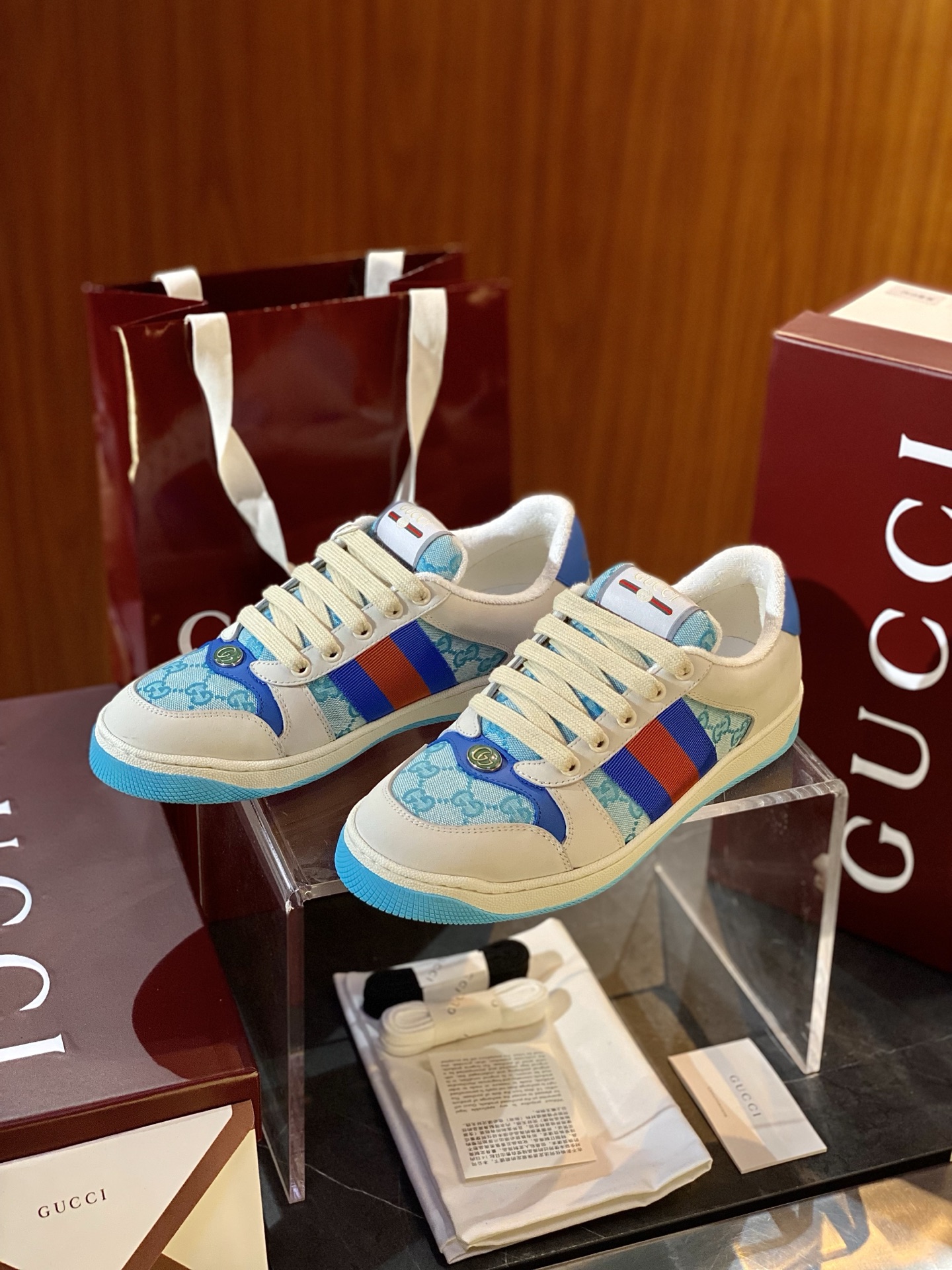 NO:272804,GUCC＊2025 latest Screener men and women webbing sneakers size; 35~40.39~44 Screener series sneakers are inspired by classic sneakers from the 1970s. They are named after the defensive action in sports. The sides are decorated with striped webbing and are embellished with retro Gucci logos. Retro college styles and fabrics inspired by nostalgic sportswear have been popular for decades, and these inspirational elements continue to be a brand new series.,,gucci,sneakers19860909GUCC＊2025最新Screener男女款织带运动鞋 size；35~40.39~44 Screener系列运动鞋以70年代经典运动鞋为灵感原型,取名自体育运动中的防守动作,侧面饰有条纹织带,并点缀复古Gucci标识. 复古学院风款式与灵感源自怀旧运动服的面料风靡数十载,这些灵感元素继续为全新系列.,,gucci,sneakers,Men's shoes