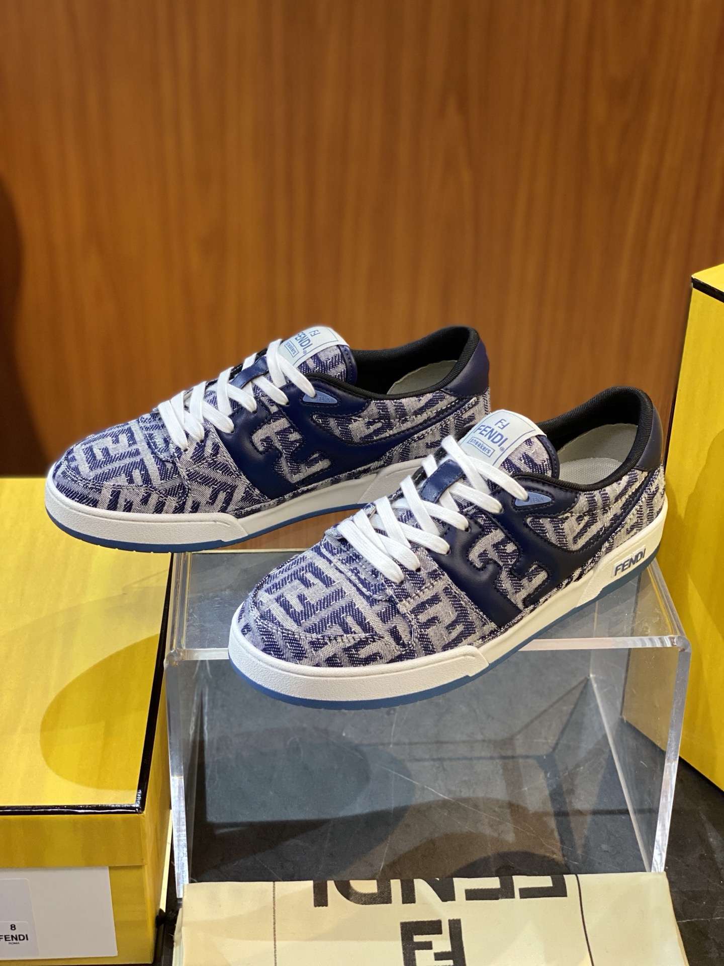 NO:275789,FENDI Match lace-up sneakers. size; 39~44 (38.45 customization) Blue FF imitation denim fabric material, decorated with full contrast vertical stitching and beige leather inspired by the iconic Selleria craftsmanship. Rubber sole with FENDI on the side. Material 93 cotton, 6 nylon, 1 spandex, calfskin, inner calfskin, fendi, sneakers, cowhide19860909FENDI Match系带运动鞋. size；39~44 (38.45定制) 蓝色FF仿牛仔面料材质,饰有灵感源自标志性Selleria工艺的全幅撞色垂直缝线和米色皮革.橡胶鞋底,侧面带FENDI字样. 材质93棉,6锦纶,1氨纶,小牛皮,内 里小牛皮,,fendi,sneakers,cowhide,Men's shoes