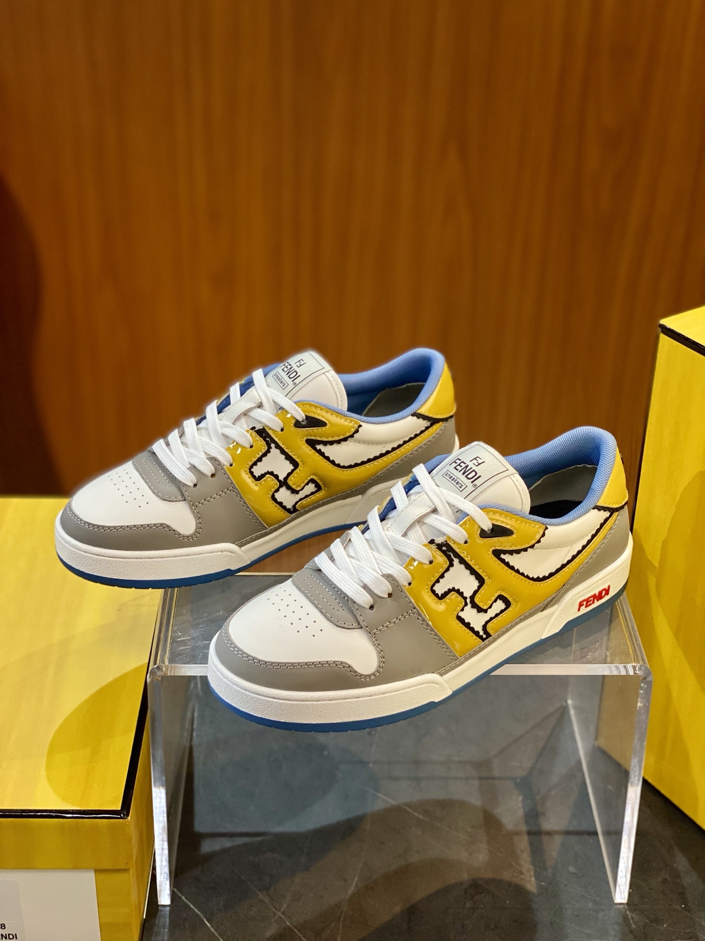 NO:275792,FENDI Match lace-up sneakers. size; 39~44 (38.45 customized) belongs to the capsule series designed in collaboration with Japanese artist TAROUT. The top layer of cowhide is decorated with glossy white leather and yellow rubber coated leather (cowhide) details. Rubber sole, with FENDI lettering on the side. Calfs (paper leather/calfskin), fendi,sneakers,cowhide19860909FENDI Match系带运动鞋. size；39~44 (38.45定制) 属于与日本艺术家TAROUT合作设计的胶囊系列,头层牛皮材质,饰有光面白色皮和黄色橡胶涂层皮（牛皮）细节.橡胶鞋底,侧面带FENDI字样. 小牛皮（漆皮/小牛皮）,,fendi,sneakers,cowhide,Men's shoes