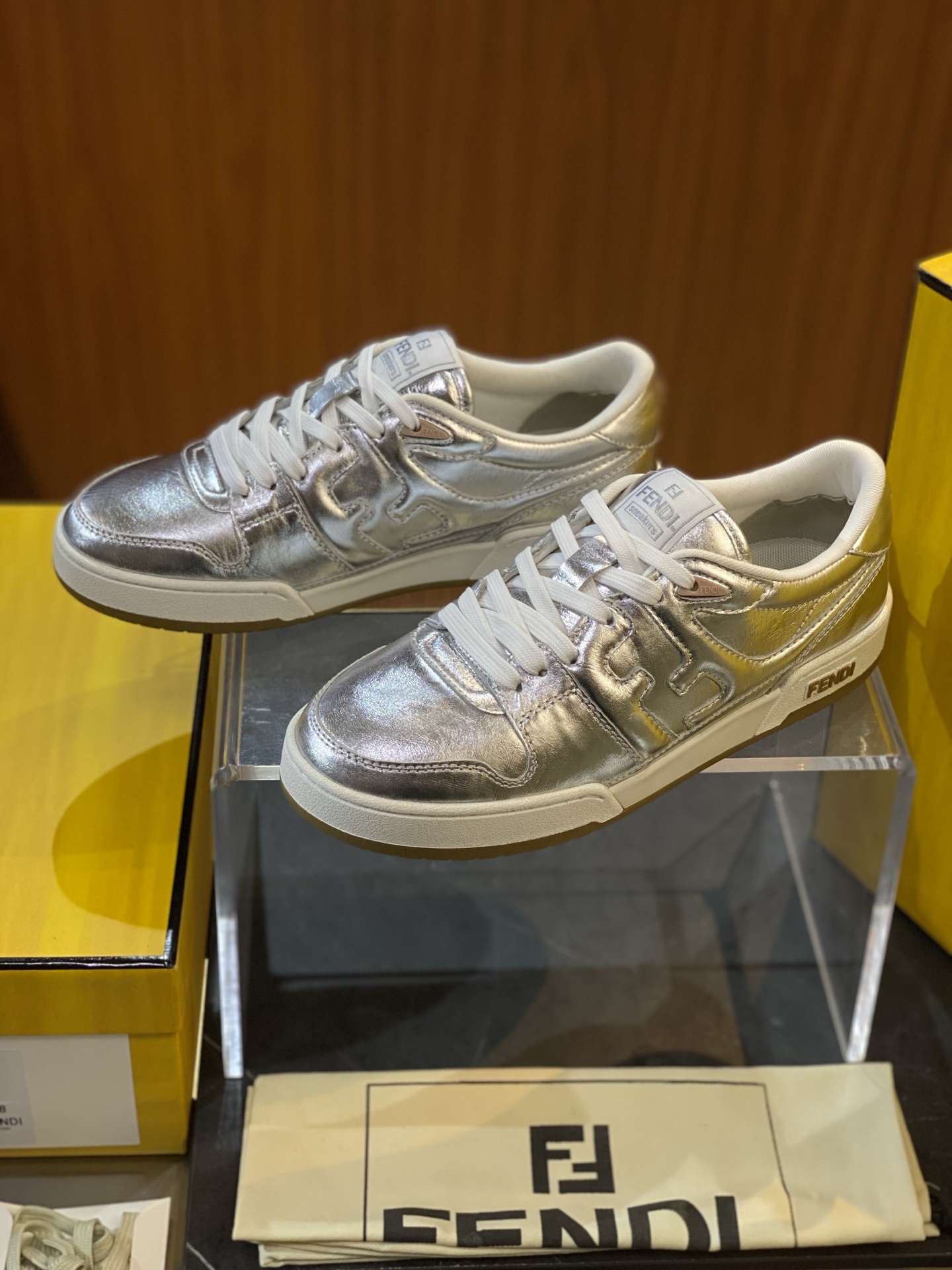 NO:275794,FENDI Match lace-up sneakers. size; 39~44 (38.45 customization) Gold and silver cowhide material, a combination of metal texture and cowhide soft and comfortable. Decorated with full contrast vertical stitching inspired by the iconic Selleria craftsmanship and beige rubber sole, with FENDI lettering on the side. Calfs, fendi, sneakers, cowhide19860909FENDI Match系带运动鞋. size；39~44 (38.45定制) 金色银色牛皮材质,金属质感和牛皮柔软舒适的结合. 饰有灵感源自标志性Selleria工艺的全幅撞色垂直缝线和米色橡胶鞋底,侧面带FENDI字样. 小牛皮,,fendi,sneakers,cowhide,Men's shoes