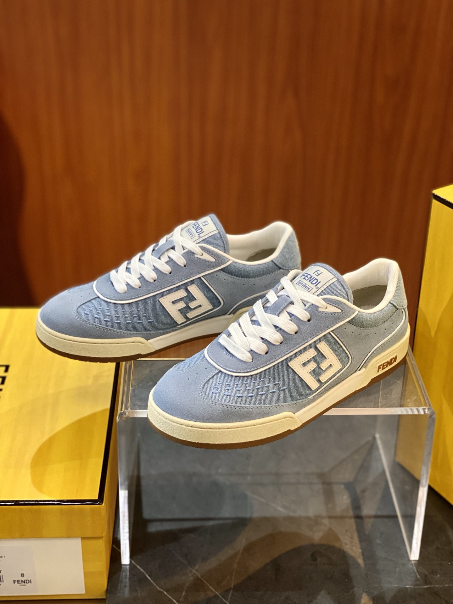 NO:275513,FENDI Match lace-up sneakers. size; 39~44 (38.45 custom made) Calfskin and cow anti-leather fabric, decorated with suede material details in the same color. Decorated with yarn embroidery, inspired by the iconic Selleria stitching. Cowhide FF decals. Rubber sole with FENDI on the side. Material Calfskin, fabric lining Xinjiang brocade, fendi, sneakers, cowhide19860909FENDI Match系带运动鞋. size；39~44(38.45定制) 小牛皮与牛反皮面料,饰同色系绒面材质细节.饰有纱线刺绣,灵感源自标志性Selleria缝线.牛皮FF贴花.橡胶鞋底,侧面带FENDI字样. 材质小牛皮,布料内衬新疆锦,,fendi,sneakers,cowhide,Men's shoes