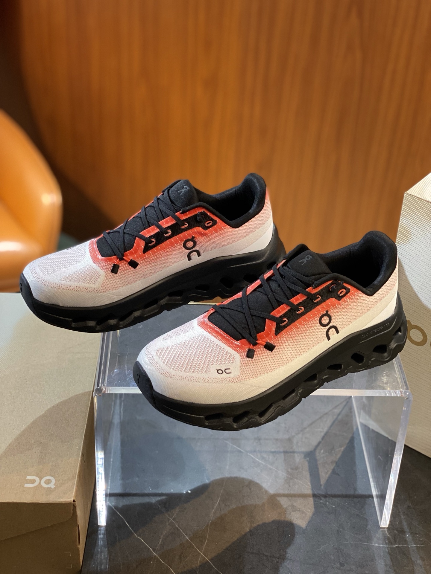 حذاء رياضي Loewe x On Cloudtilt خفيف الوزن ومسامي للرجال والنساء