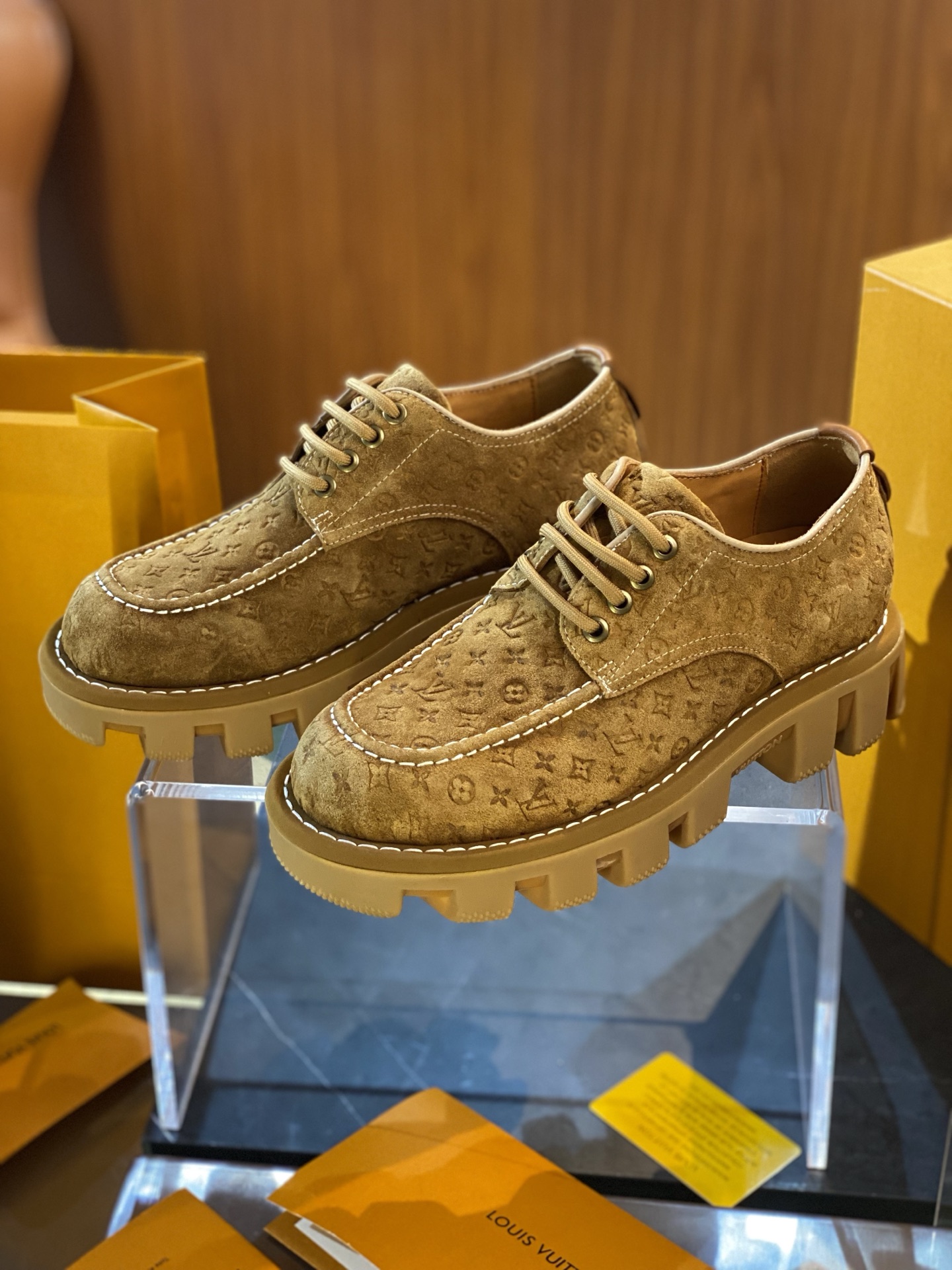 NO:278547,L-home CHECKER lace size; 39~44 (38.45 customization) Checker lace-up shoes debuted at the 2025 spring and summer men's clothing show, using cowhide to interpret the diverse style. The thick rubber outsole incorporates workwear elements, and the sole embossed Damier pattern adds brand mark. The soft leather upper and lining insoles achieve a comfortable wearing experience.,,louis vuitton,cowhide19860909L家CHECKER 系鞋带 size；39~44 (38.45定制) Checker 系带鞋初次亮相2025春夏男装秀,以牛皮演绎多元风尚.厚实橡胶外底融入工装元素,鞋底凸纹 Damier 图案再添品牌印记.柔软皮革鞋面和加衬鞋垫实现舒适穿着体验.,,louis vuitton,cowhide,Men's shoes