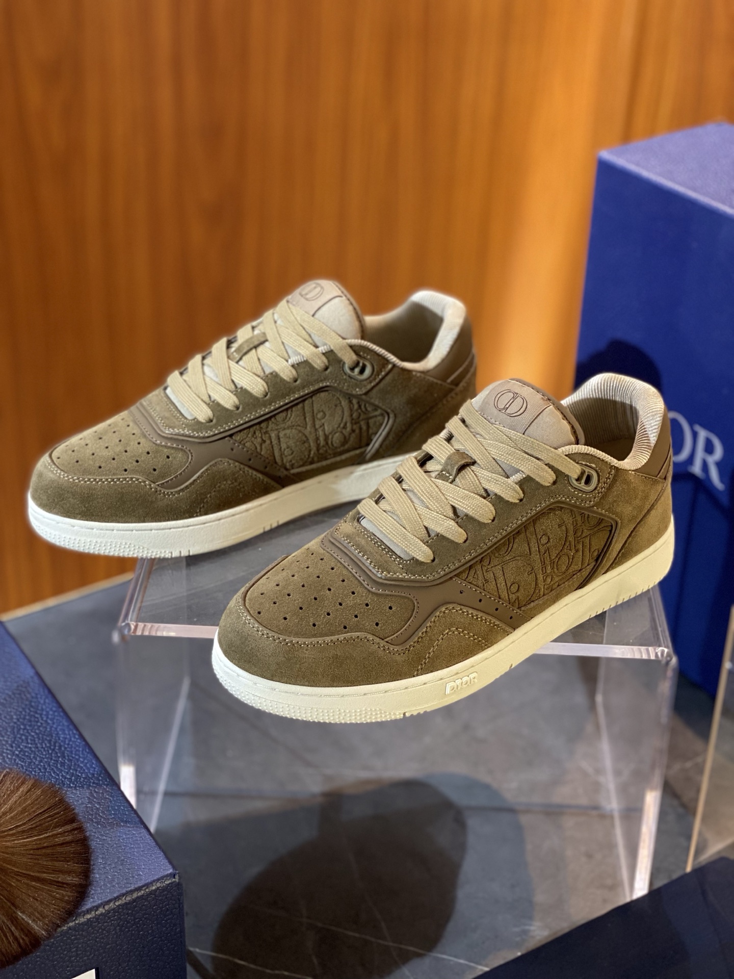 NO:278988,Dior| New B27 match for the same style for men and women; size; 35~40 for women, 38~47 for men, 38~47 DIOR AND HYLTON NEL B27 Uptown The best and most attractive Dior is B27, the matching is invincible, versatile, no choice at all. B27 feels comfortable~ If you like this atmospheric and simple color scheme, you must enter, dior, dior19860909Dior| 男女同款B27新配 size；女35~40 男38~47 DIOR AND HYLTON NEL B27 Uptown 迪奥最好穿又最耐看还是 B27,搭配无敌了 百搭日常,完全不挑搭配 B27脚感舒适哦～ 喜欢这种大气简约配色的一定要入,,dior,dior,Men's shoes