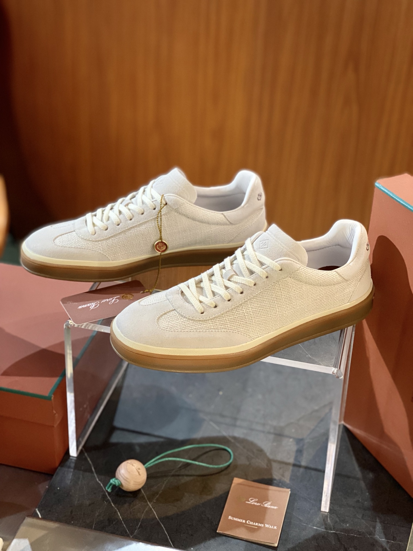 NO:351129,(LP) Tennis Walk Men's German Training Sports Shoes size39~44 (customized by 38.45) This tennis shoe uses high-quality materials to create a low-top silhouette, designed for year-round wear. The caramel cup-shaped outsole presents a unique double-layer sole shape, embellished with off-white rubber trim to create a charming contrasting effect. The exquisite and unique details bring a sporty and fashionable temperament.,,loro piano,sneakers19860909（LP）Tennis Walk 男士德训运动鞋 size39~44 (38.45定制) 这款网球鞋采用优质材料打造低帮廓形,专为全年穿着而设计.焦糖色杯型外底呈现别具一格的双层鞋底造型,点缀米白色橡胶饰边,营造迷人的撞色效果.精美别致细节带来运动时尚气质.,,loro piana,sneakers,Men's shoes