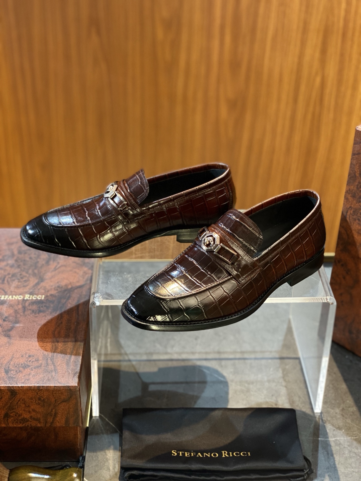 NO:356663,Stefanoricci Stephen Loafers/Derby Shoes size; 39~44 (45.46 customized) (The delicate try-on of genuine leather soles requires a prelude) SR strives to present handmade shiny crocodile leather loafers, cleverly blending unique brand charm and vivid shapes, demonstrating SR's unremitting pursuit of injecting fun in every piece of fine products. This shoe adheres to the classic style and integrates fashionable silhouette design, giving the wearer an extraordinary and elegant temperament and showing extraordinary taste h, loafers, crocodile skin19860909Stefanoricci史蒂芬 乐福鞋/德比鞋 size；39~44 (45.46定制)（真皮鞋底娇贵试穿需铺垫） SR倾力呈现手工亮面鳄鱼皮革乐福鞋,巧妙融合独特品牌魅力与生动造型,彰显SR对于每件精品注入趣味性的不懈追求.此款鞋履秉承经典风格,融合时尚廓形设计,为穿着者赋予超凡脱俗的高雅气质,彰显非凡品味h,,loafers,crocodile skin,Men's shoes