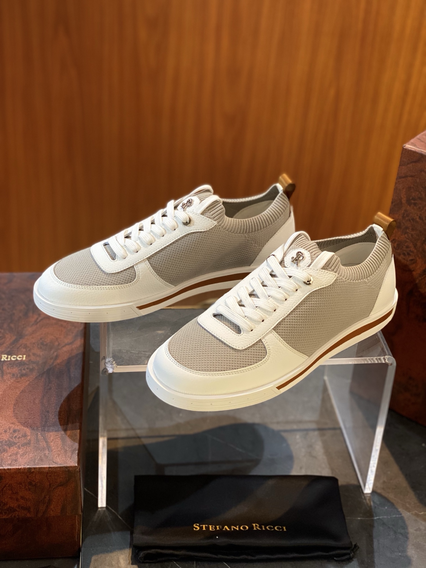 NO:356698,STEFANO RICCI Stephen casual shoes size; 39~45 (46 customization) has both fashionable and modern feel, but also classic elegance. STEFANO RICCI breathable elastic cloth and calf leather. The material is high-quality, and the feel is delicate and soft. Every detail is handled perfectly.19860909STEFANO RICCI 史蒂芬 休闲鞋 size；39~45 (46定制) 既有时尚的现代感,又不失经典的优雅 STEFANO RICCI 透气弹力布和小牛皮皮质 材质优质上成,手感细腻柔软每一个细节都处理的非常完美h,,cowhide,Men's shoes