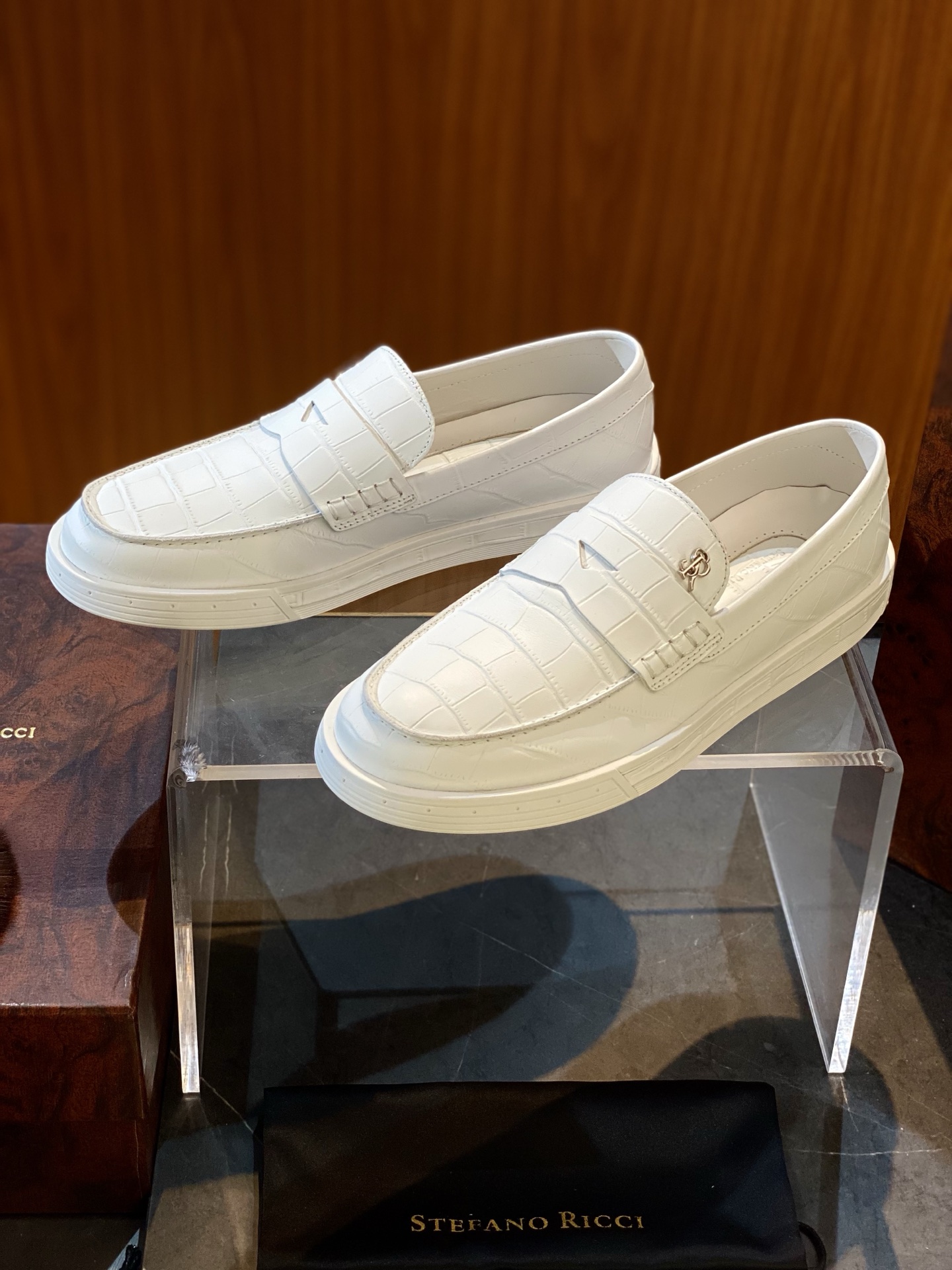 NO:356562,STEFANO RICCI Stephen casual shoes size; 39~45 (46 customization) has both fashionable and modern feel, but also classic elegance STEFANO RICCI suede and calf leather material is high-quality, with delicate and soft feel and every detail is handled perfectly, cowhide19860909STEFANO RICCI 史蒂芬 休闲鞋 size；39~45 (46定制) 既有时尚的现代感,又不失经典的优雅 STEFANO RICCI 绒面和小牛皮皮质 材质优质上成,手感细腻柔软每一个细节都处理的非常完美,,cowhide,Men's shoes