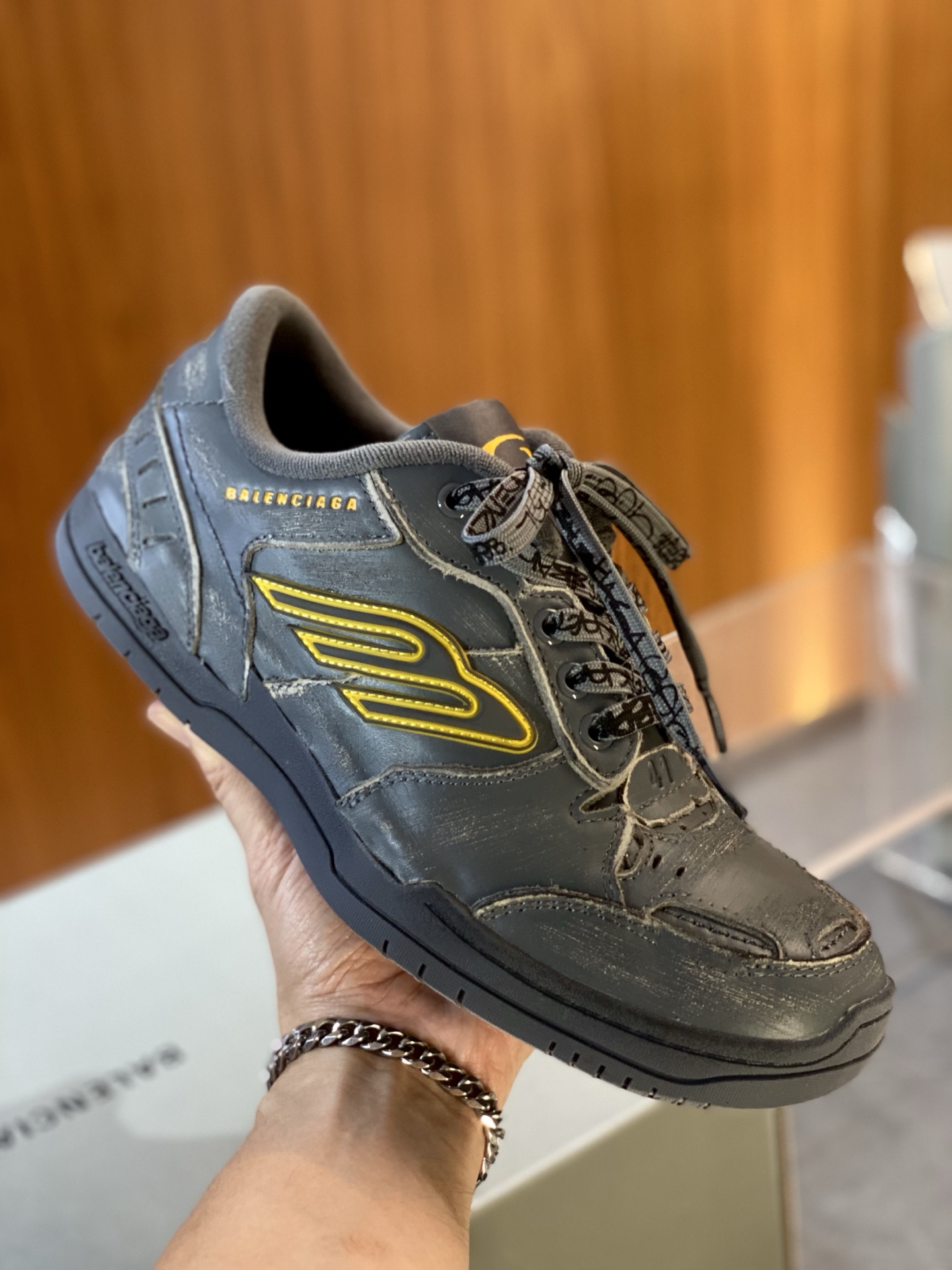 Balenciaga Hamptons Worn-Out Men's Sneakers - Stylish & Comfortable 3 i1753352442442 9272 0 3