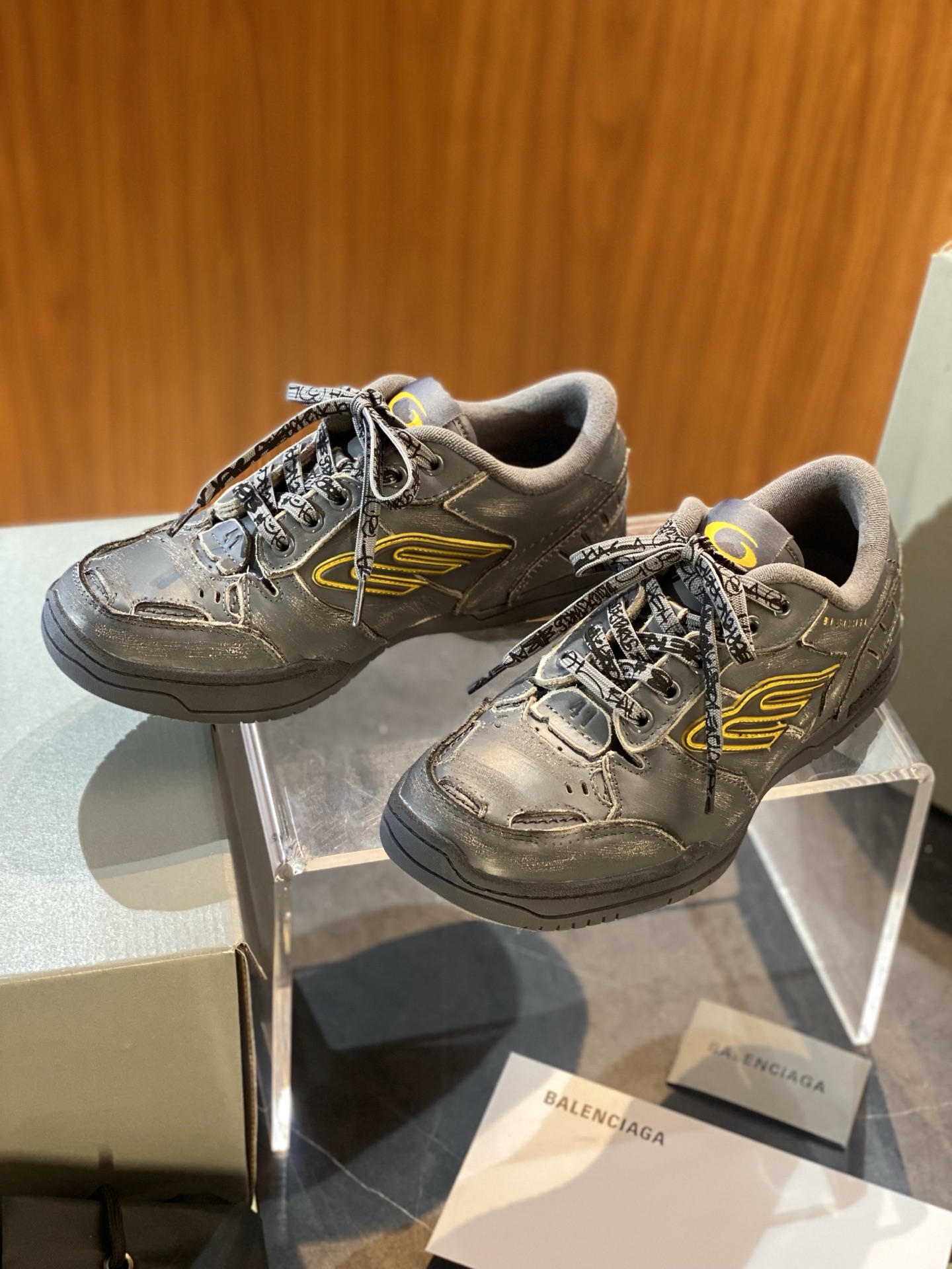 Balenciaga Hamptons Worn-Out Men's Sneakers - Stylish & Comfortable 2 i1753352444165 5275 0 0