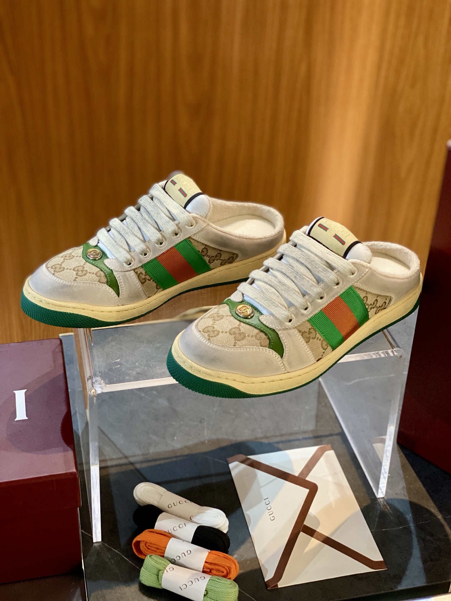 Gucci Screener Mules en cuir beige avec bande Web rayée