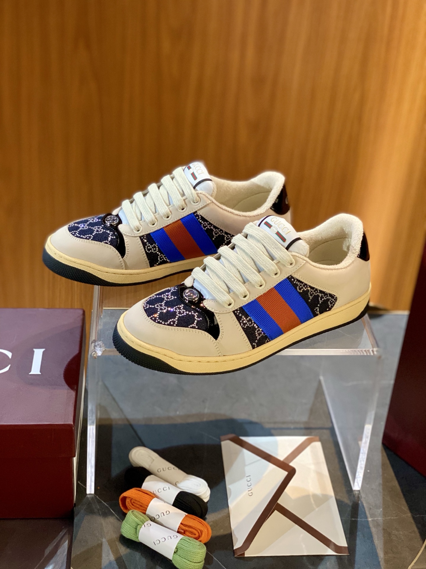 NO:352261,GUCC new Screener series sneakers size; 35~44 men and women same style. The name of the Screener series is inspired by defensive actions in sports. The design of the sneakers is constantly drawn from classic sneakers from the 1970s. The mules are made of beige leather ingeniously. The sides are decorated with red and green striped webbing, which cleverly embellishes the retro..., gucci,sneakers19860909GUCC新品Screener系列运动鞋 size；35~44 男女同款 Screener系列名称的灵感来源于体育运动中的防守动作,运动鞋的设计从20世纪70年代的经典运动鞋不断汲取灵感.该穆勒鞋款采用米色皮革匠心打造.侧面饰红绿条纹织带,巧妙点缀复古……,,gucci,sneakers,Men's shoes