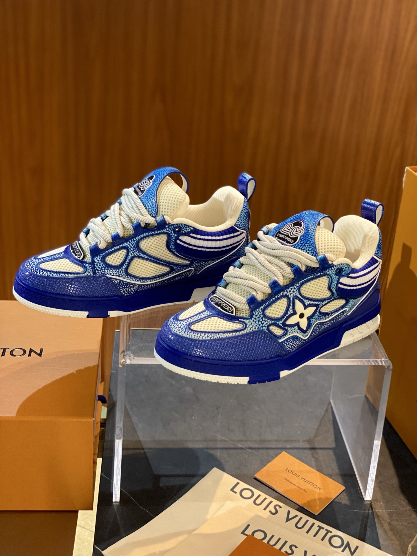 NO:352421,New L Skate ss25 sneakers size; 39~45 (46 customization) is made of retro style calfleather material, and its unique knitted collar design is inspired by sports jackets. Referring to the 1990s skateboard shoe design, this shoe is characterized by an exaggerated tongue and many iconic details, including the Monogram Flower circle on the side. The sole uses a two-color rubber outsole, which is derived from the design of L's Trainer sneakers. Retro style calfskin, louis vuitton, sneakers, jackets & coats, cowhide19860909新品L家Skate ss25运动鞋 size；39~45 (46定制) 采用复古风格的 calfleather材质,其独特的针织领设计灵感源自运动夹克.参考了90年代的滑板鞋设计,这款鞋的特点在于夸张的鞋舌和多处标志性细节, 包括側面的Monogram Flower圏案.鞋底采用双色橡胶外底,源自L家Trainer运动鞋的设计. 复古风格的小牛皮,,louis vuitton,sneakers,jackets & coats,cowhide,Men's shoes